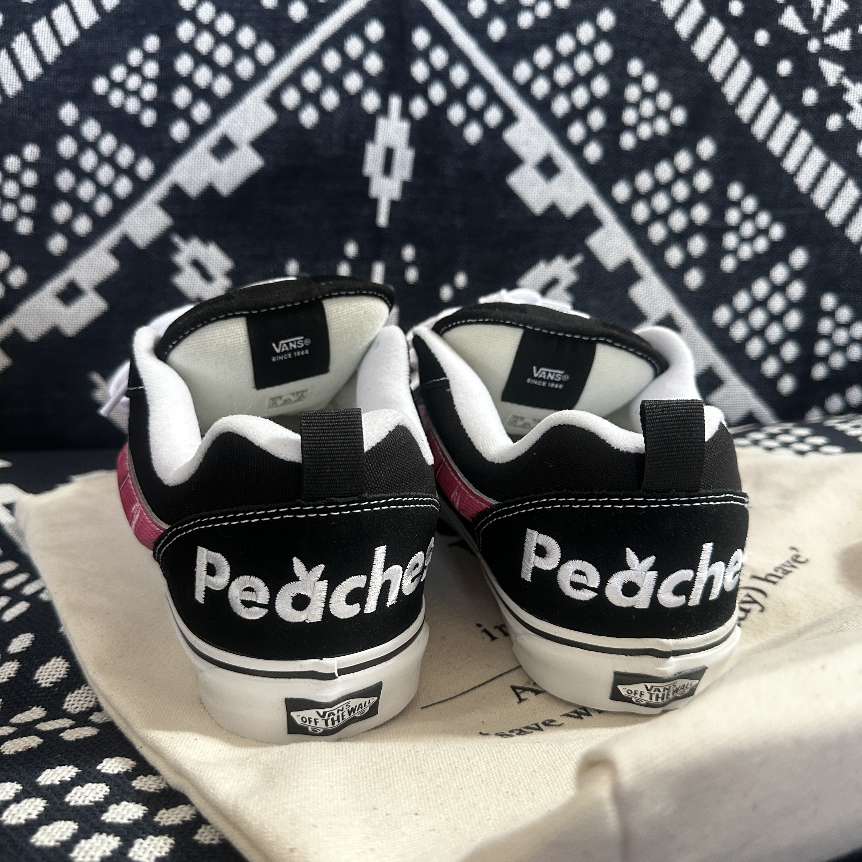 Vans x Peaches. Knu-Skool Black Pink 착용 스타일 - 5