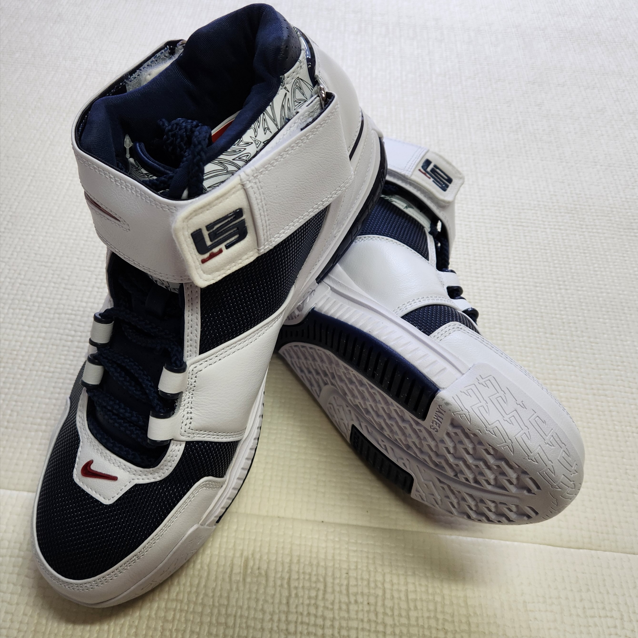 Nike LeBron 2 Midnight Navy 착용 스타일 - 2