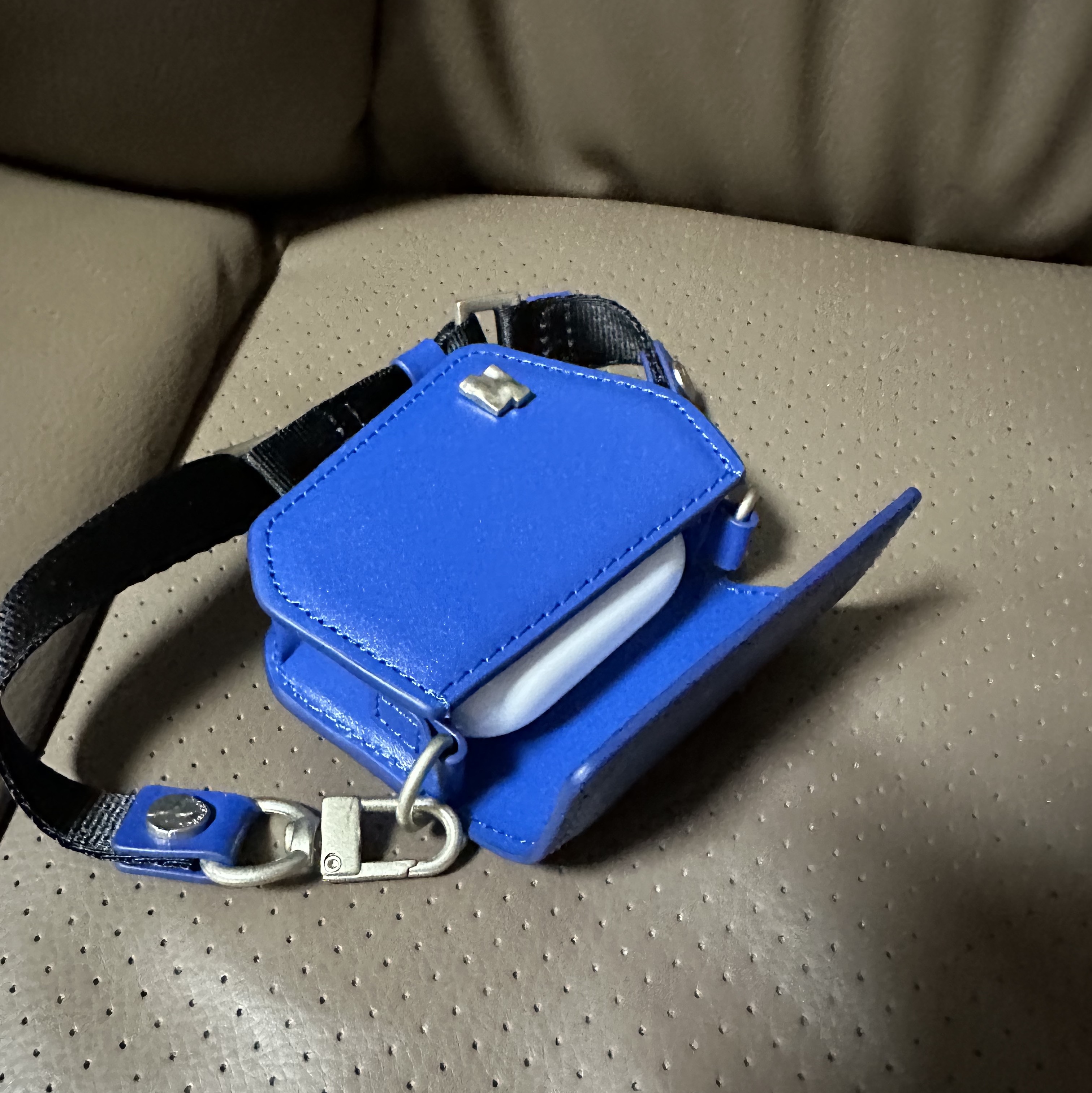 Ader Error Prato AirPods Pouch Z-Blue 착용 스타일 - 2