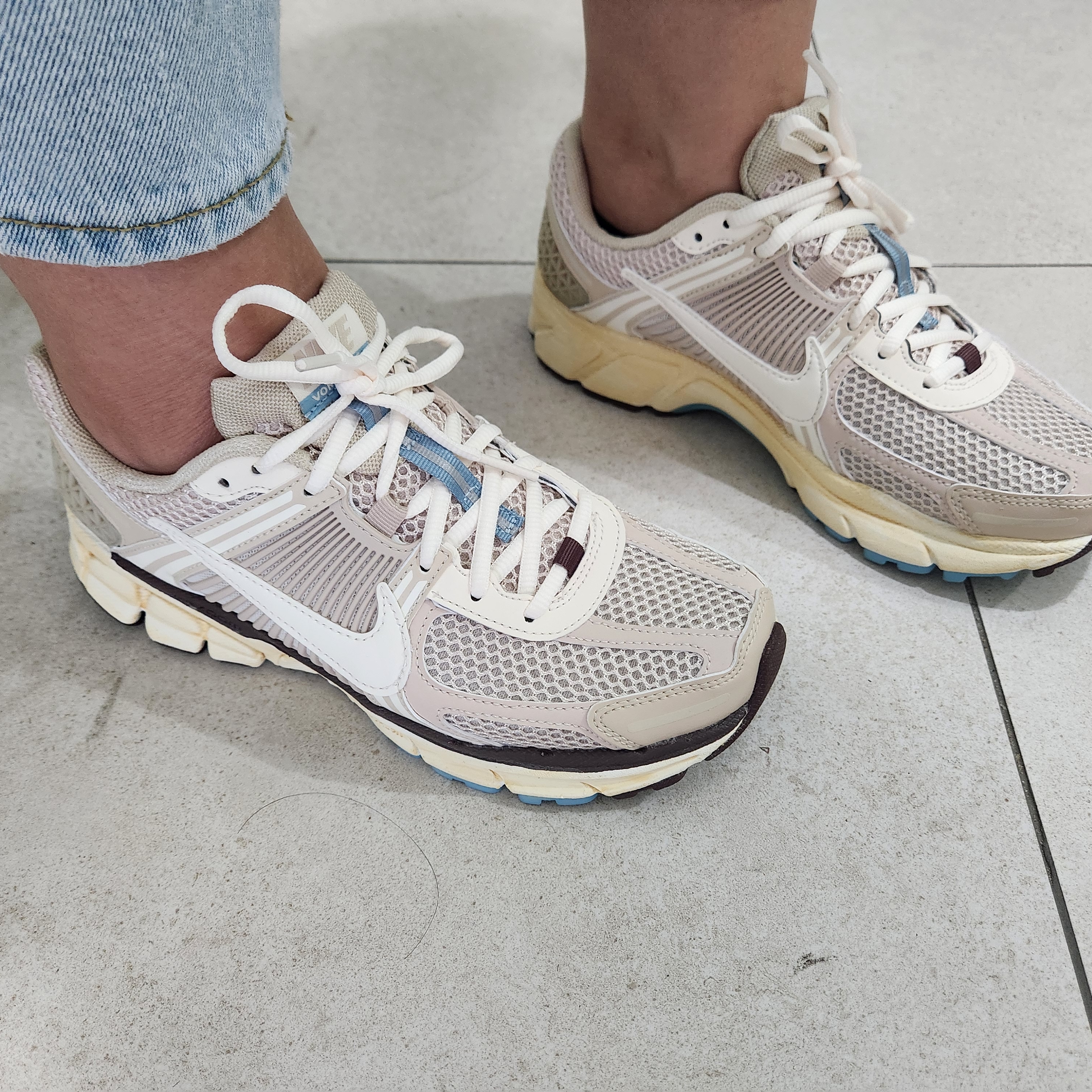 (W) Nike Zoom Vomero 5 Oatmeal 착용 스타일 - 2
