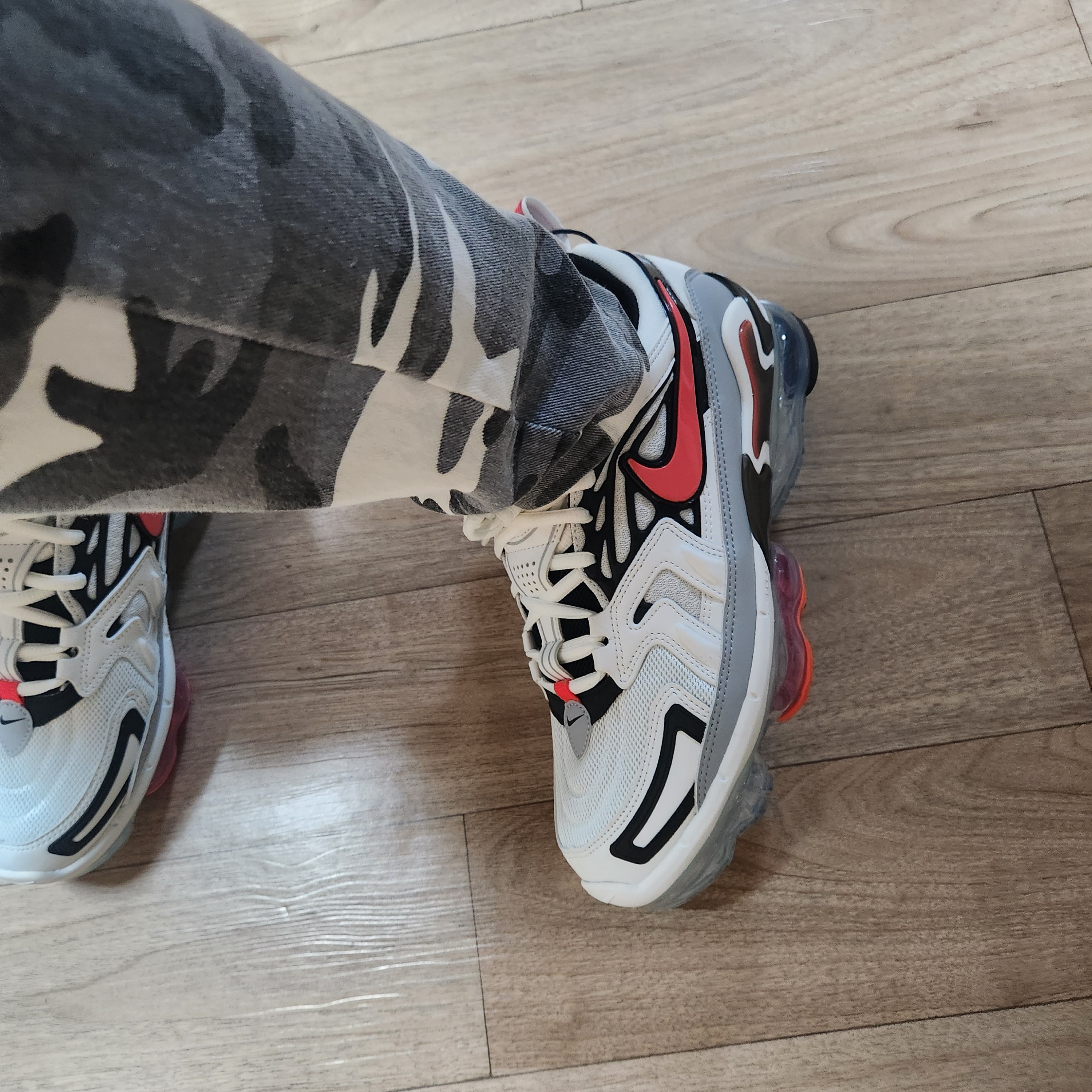 Nike Air VaporMax EVO Summit White Bright Crimson 착용 스타일 - 3