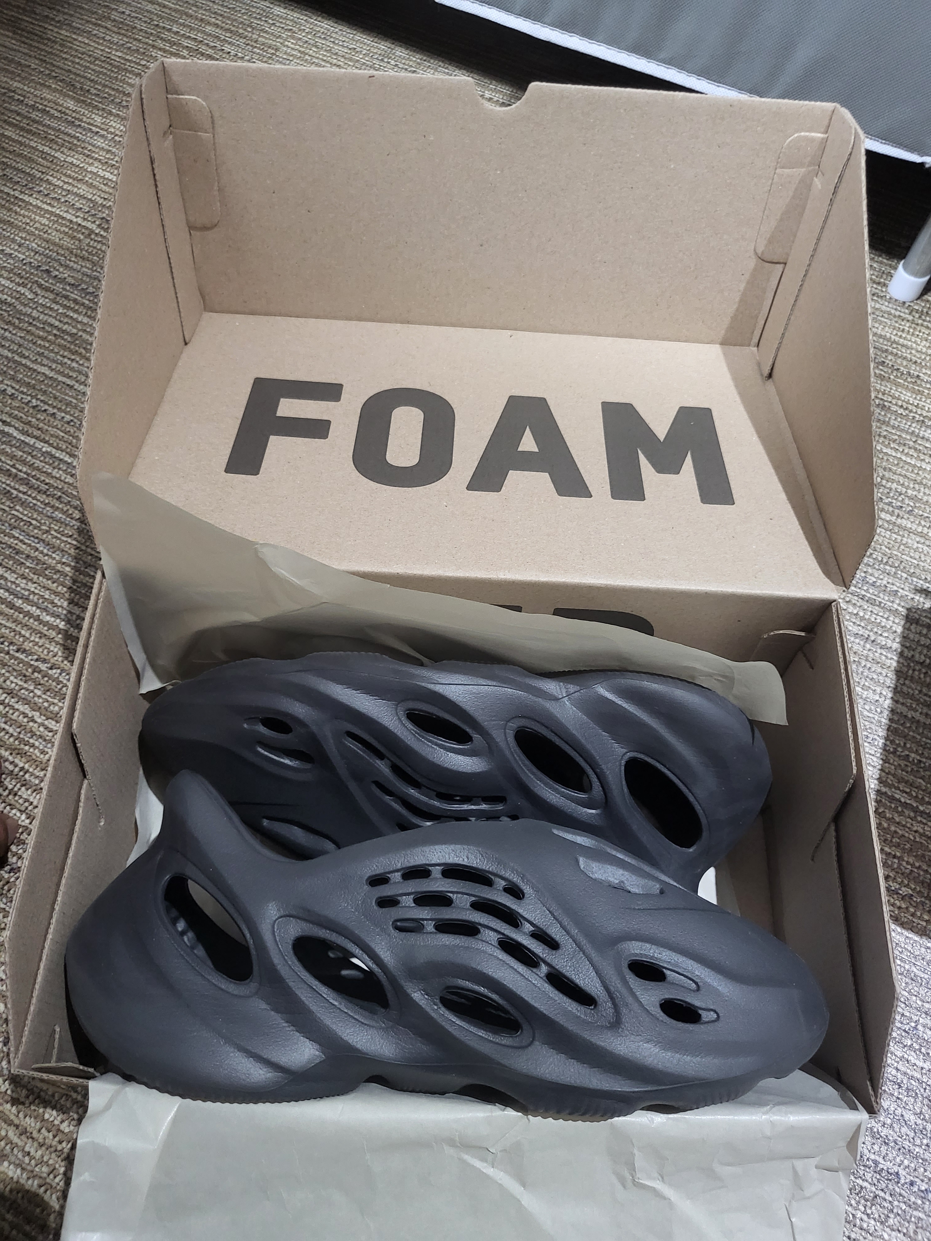 Adidas Yeezy Foam RNNR Onyx 착용 스타일