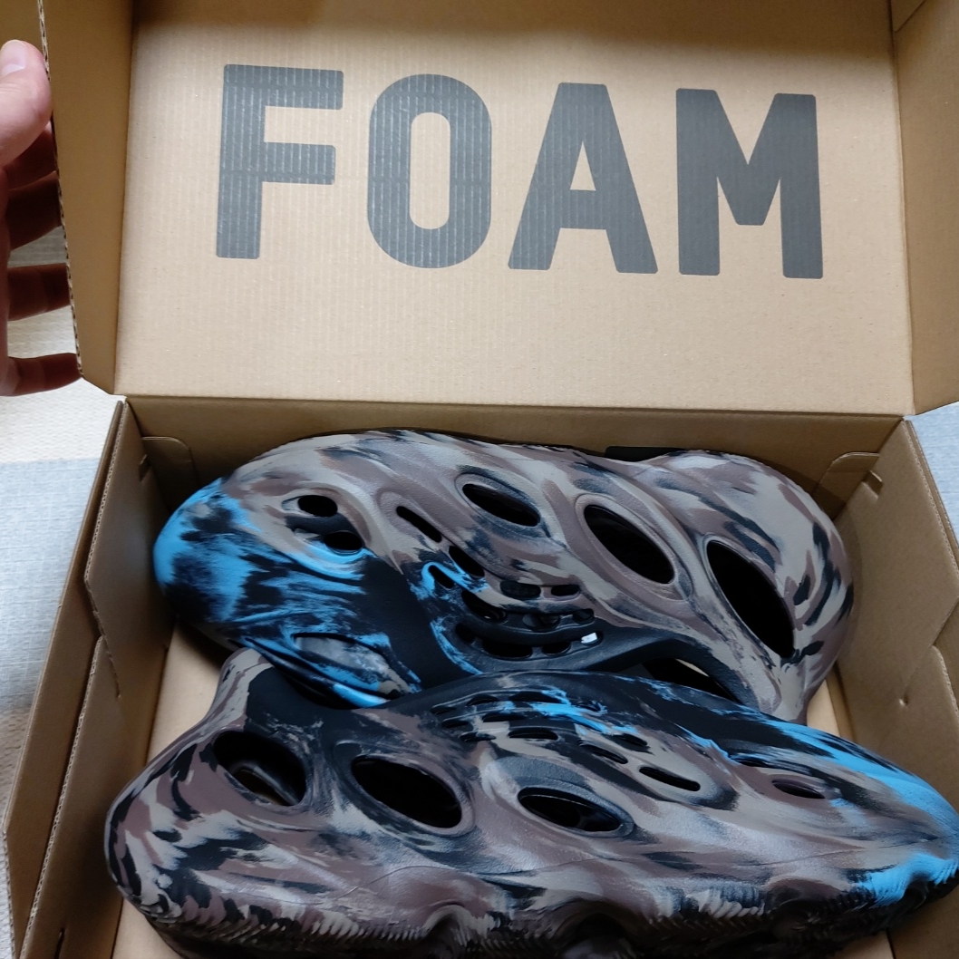 Adidas Yeezy Foam RNNR MX Cinder 착용 스타일 - 1