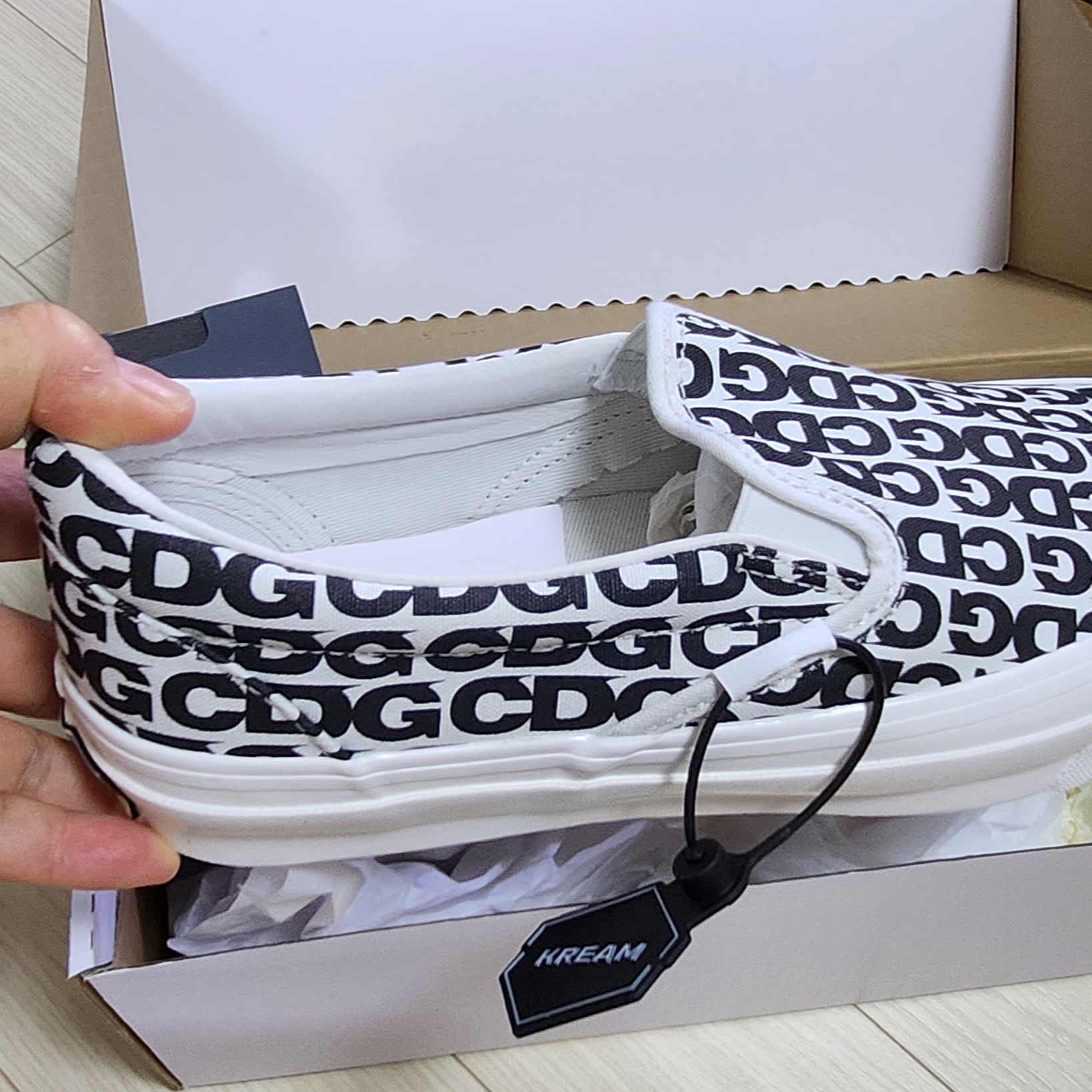 Vans Vault x CDG Slip-On LX White 착용 스타일 - 2