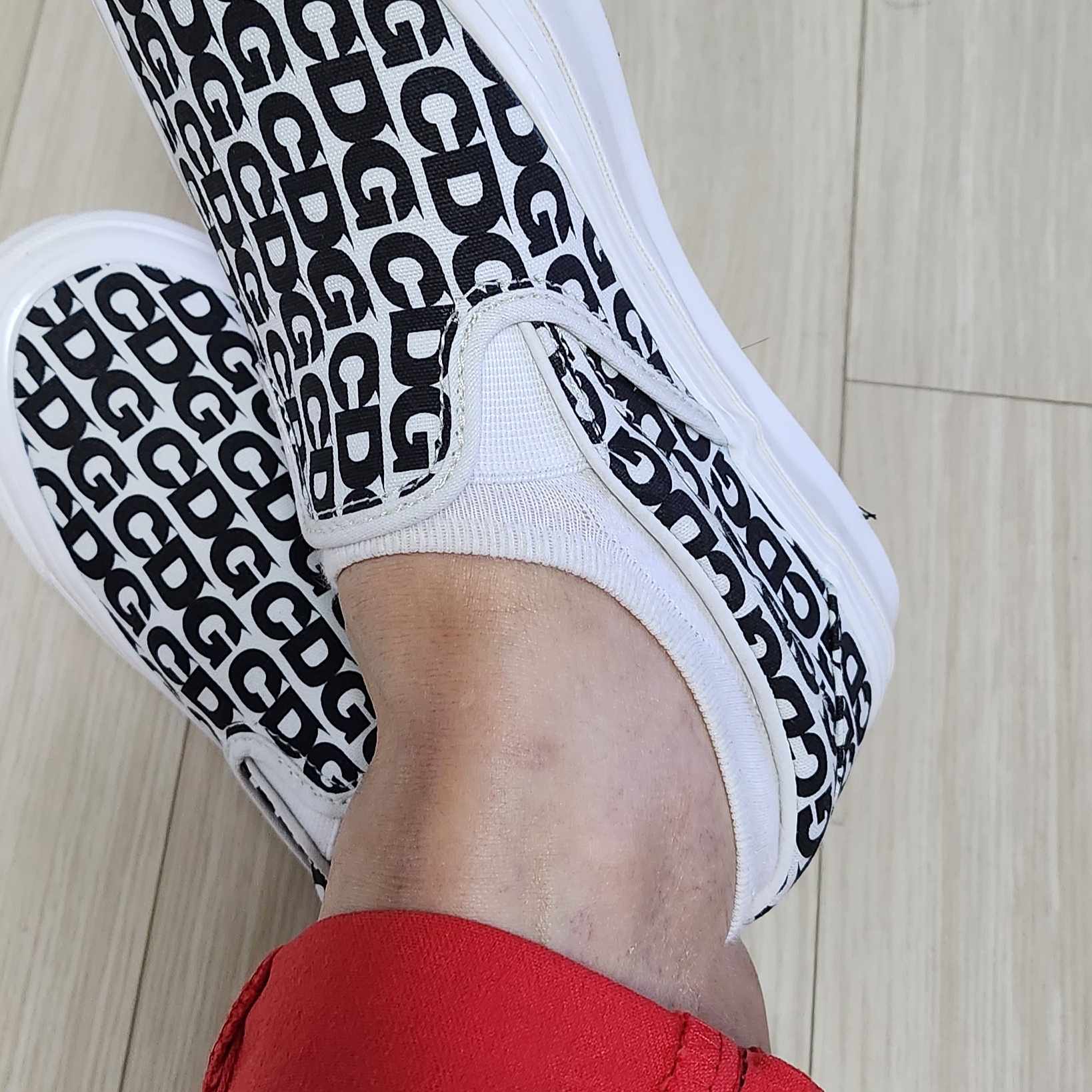 Vans Vault x CDG Slip-On LX White 착용 스타일 - 5