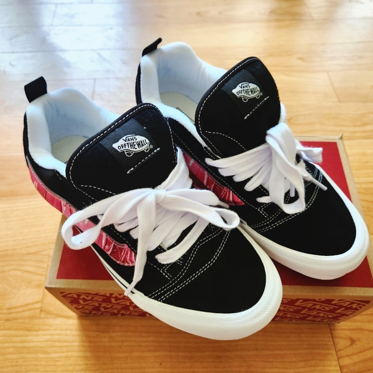 Vans x Peaches. Knu-Skool Black Pink 착용 스타일 - 1