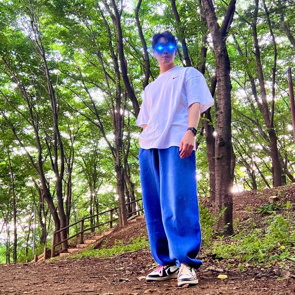 Nike x Stussy T-Shirt White (DV1774-100), Nike x Stussy NRG Acid Washed Fleece Pants Game Royal (DR4025-480) 착용 스타일 - 1