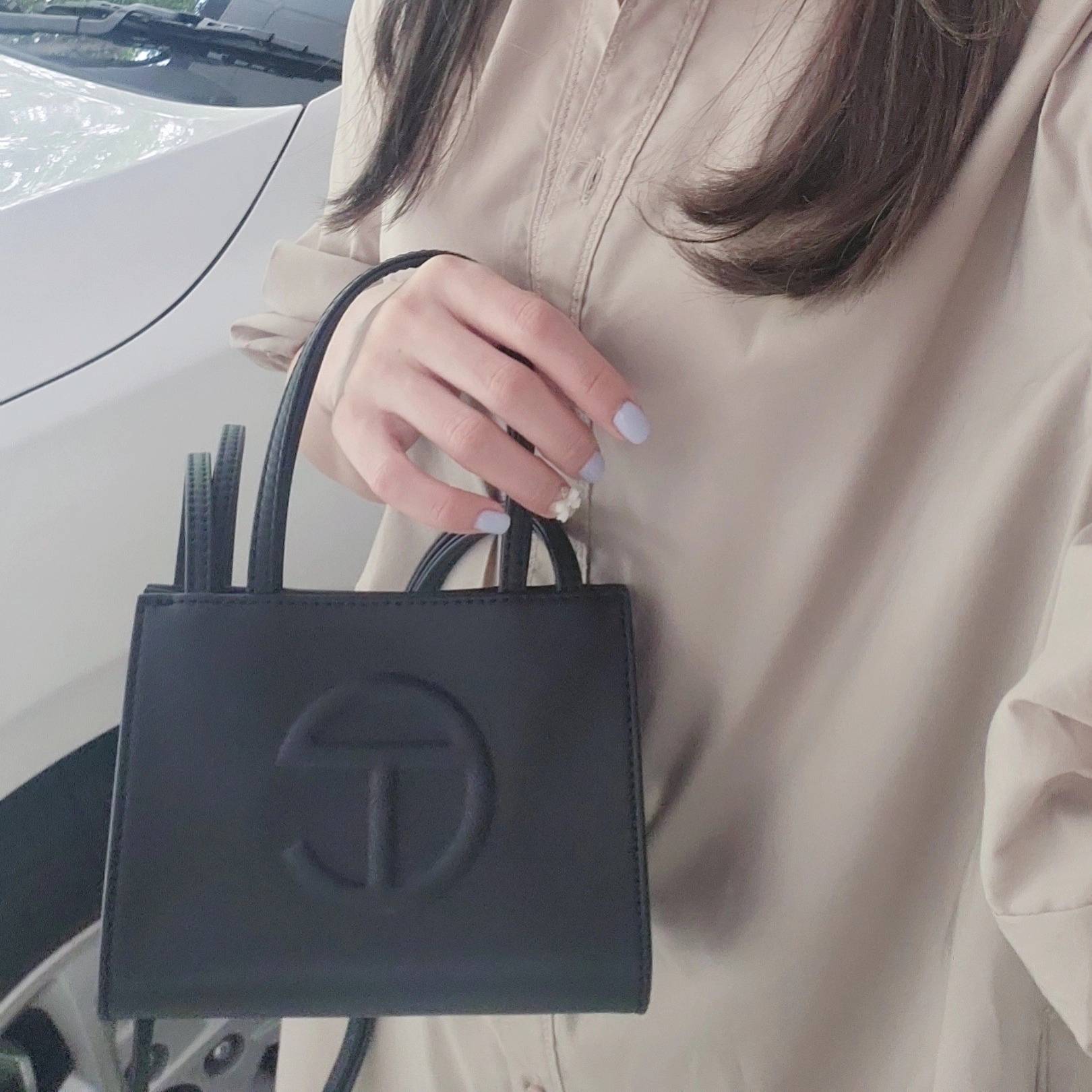 Telfar Small Shopping Bag Black 착용 스타일 - 1