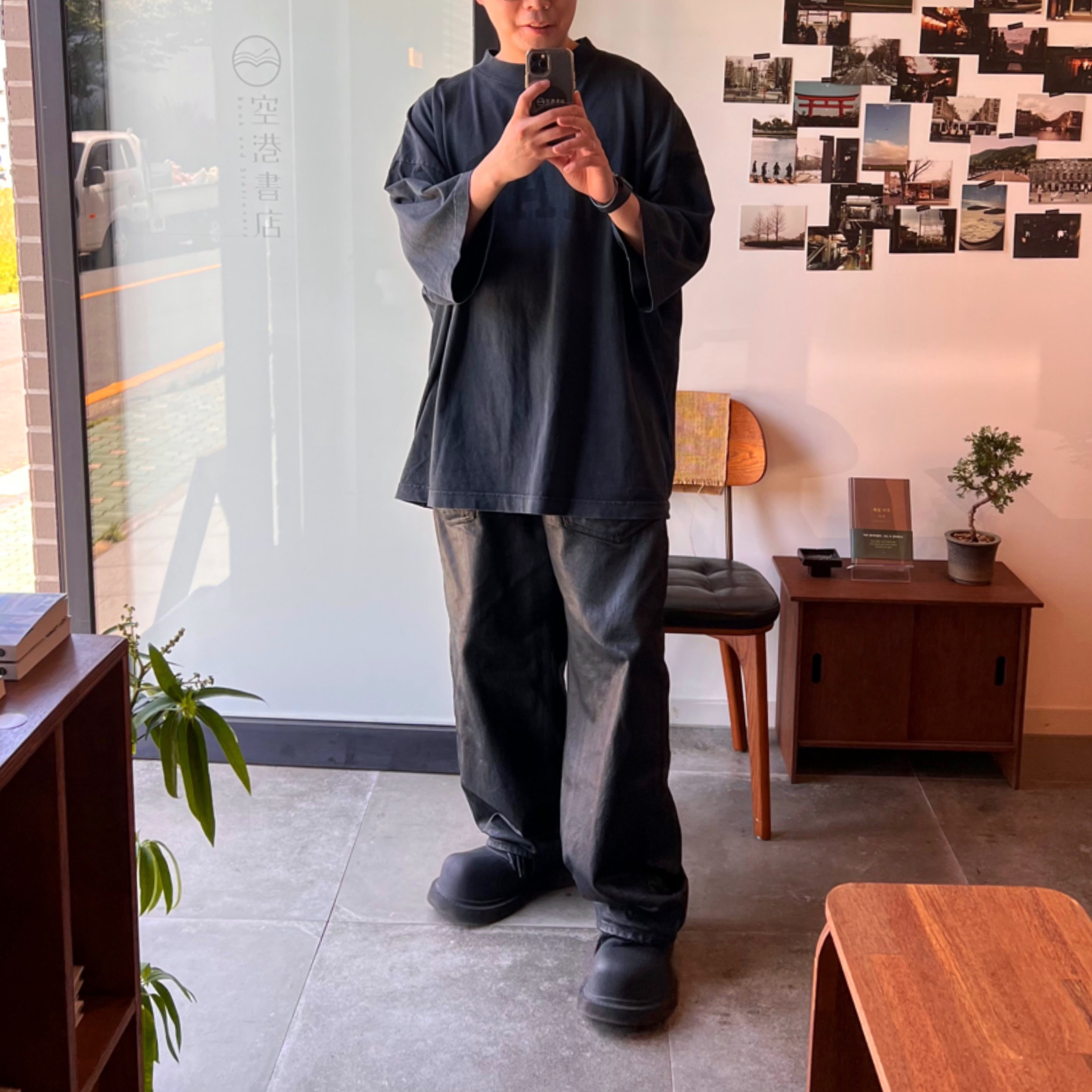 Yeezy Gap Engineered By Balenciaga Dove 3/4 Sleeve T-Shirt Washed Black, Project G/R Coated Backward Denim Pants Black 착용 스타일
