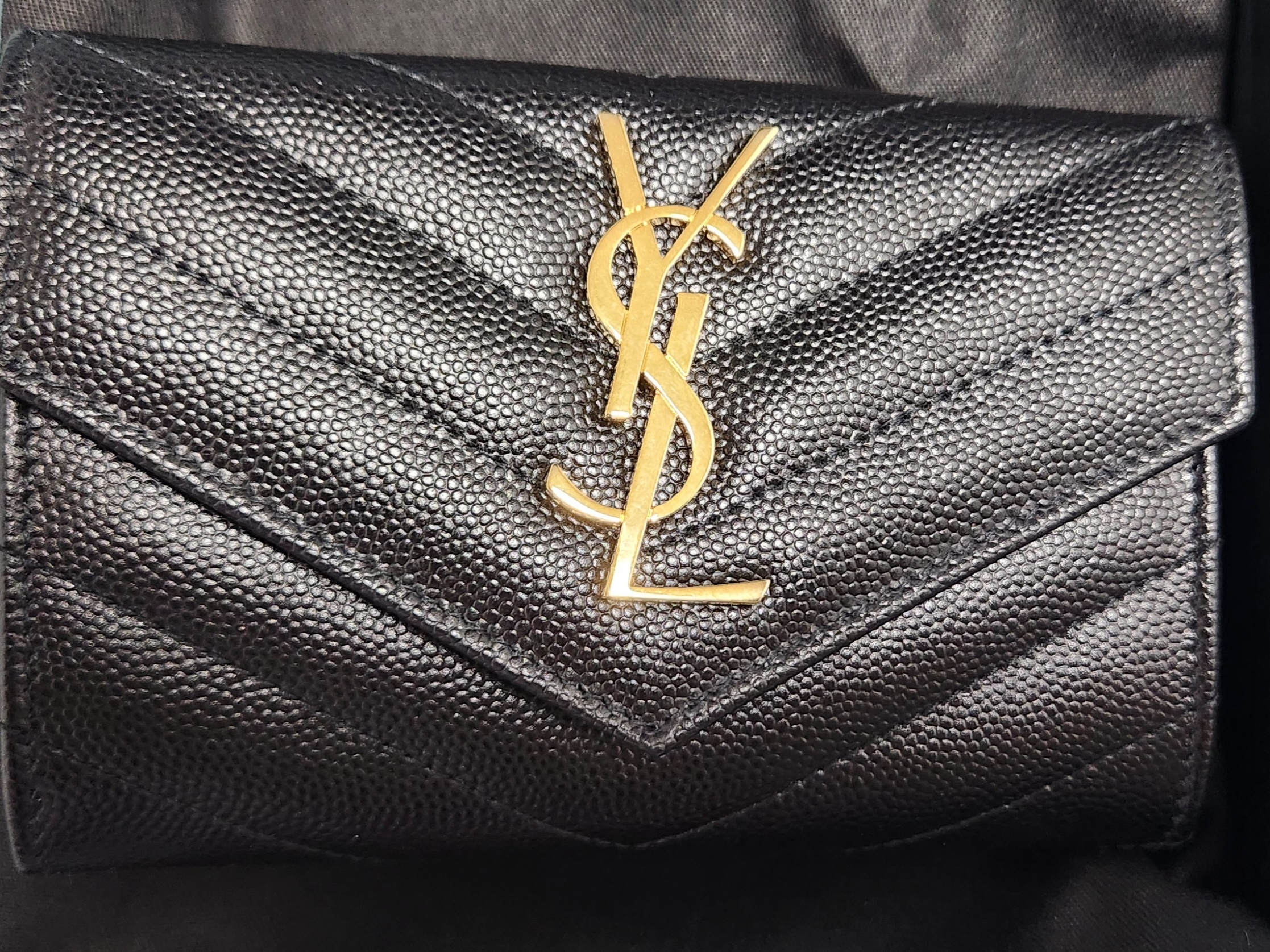 Saint Laurent Cassandre Matelasse Small Envelope Wallet in Grain de Poudre Embossed Leather Black Gold 착용 스타일