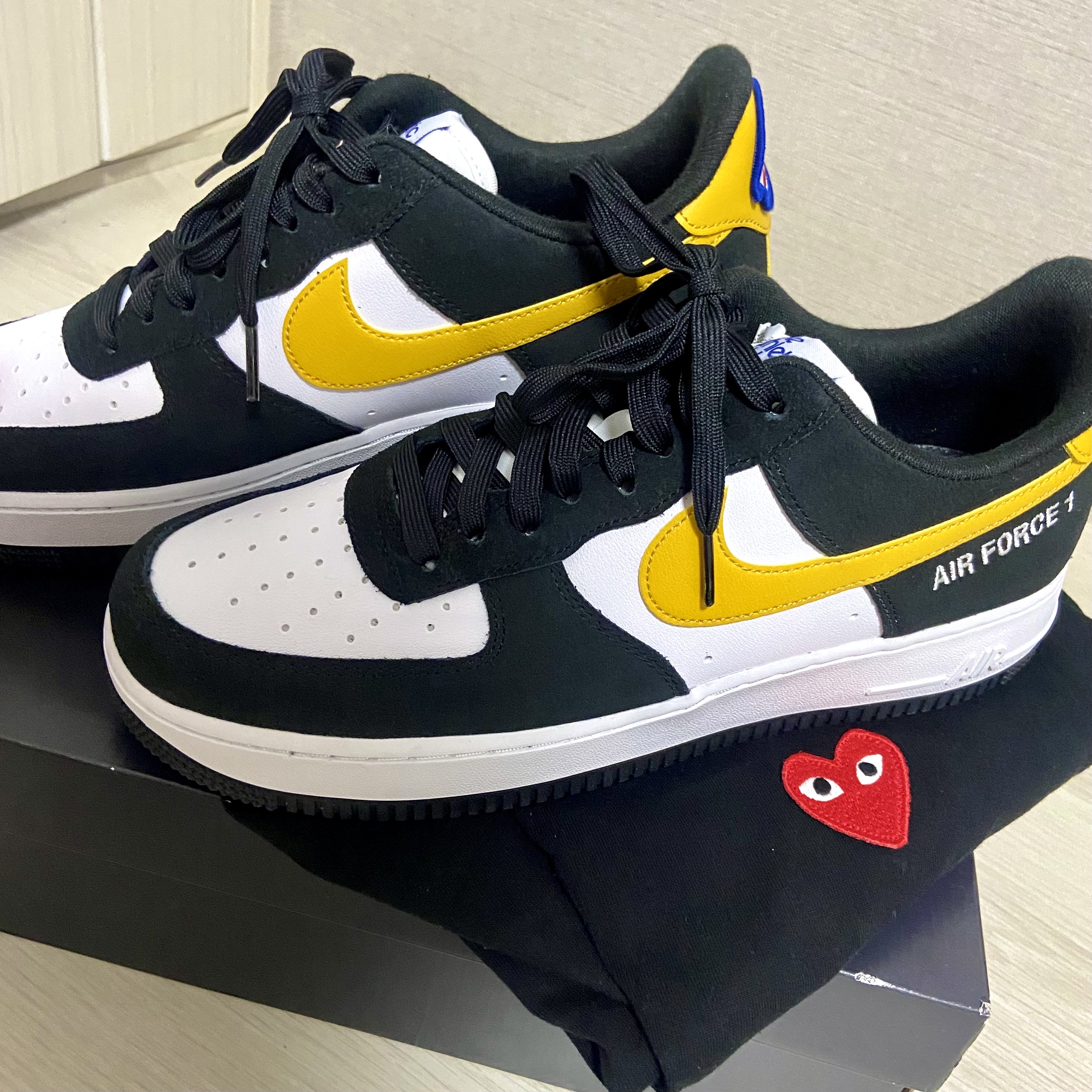 Nike Air Force 1 '07 LV8 Athletic Club Black Dark Sulfur, Play Comme des Garcons Red Heart T-Shirt Black 착용 스타일 - 2