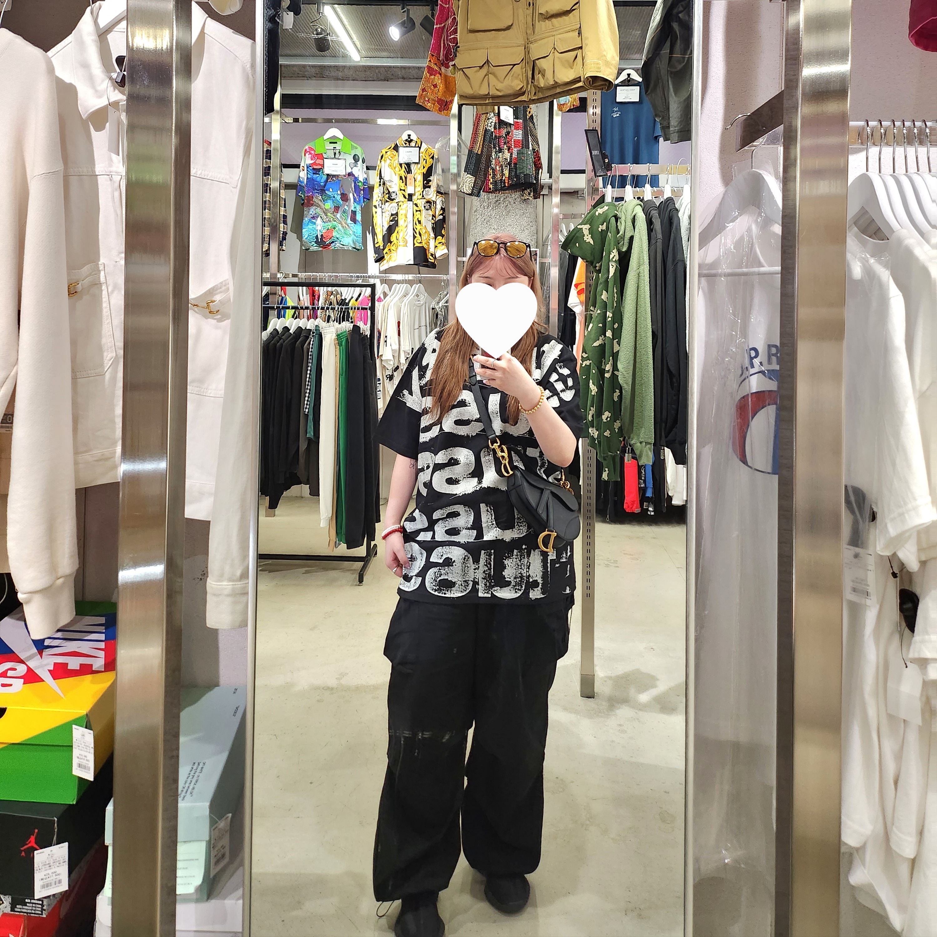 Stussy Stamp T-shirt Black, Dior Saddle Bag Grained Calfskin Black 착용 스타일