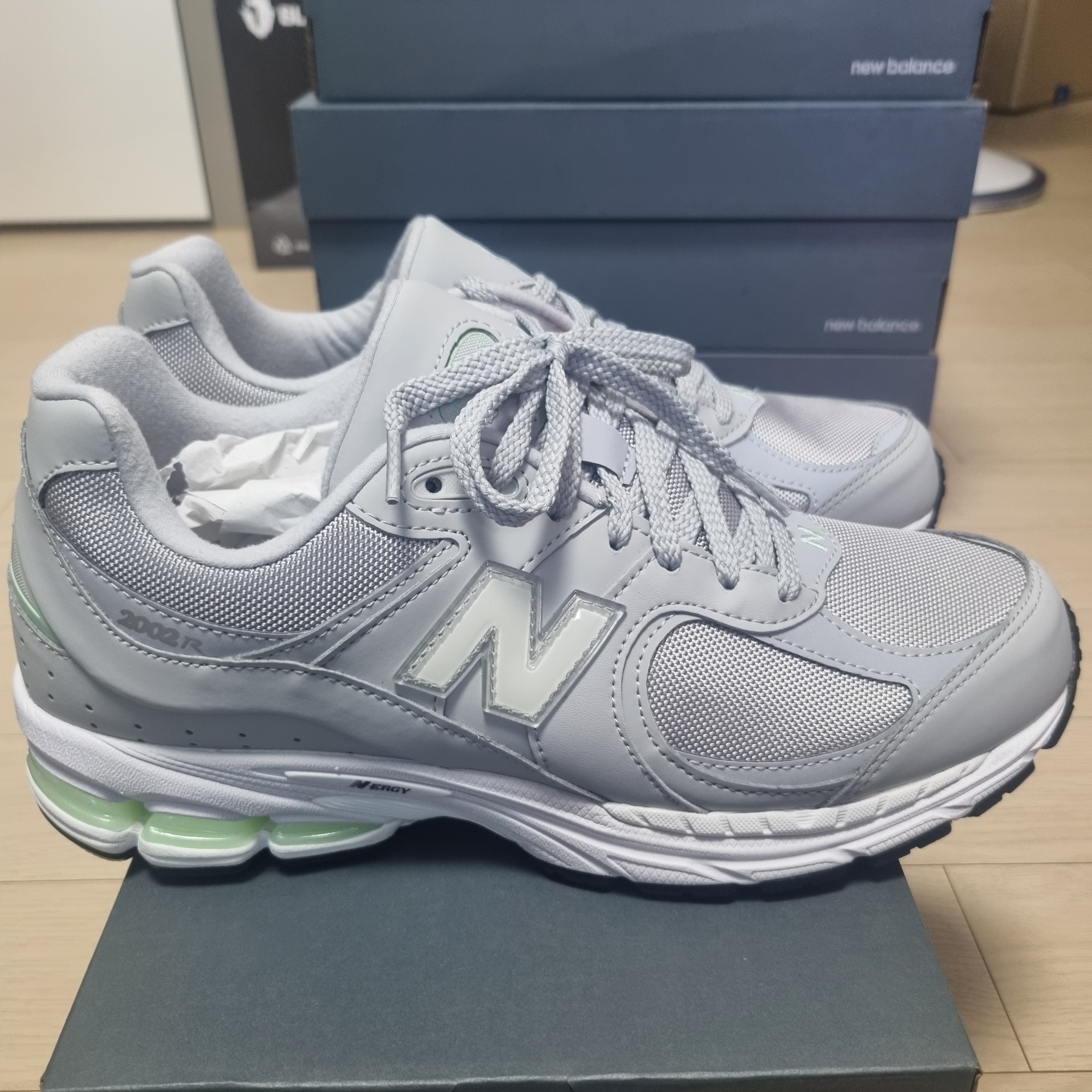 New Balance 2002R Gray White 착용 스타일 - 2