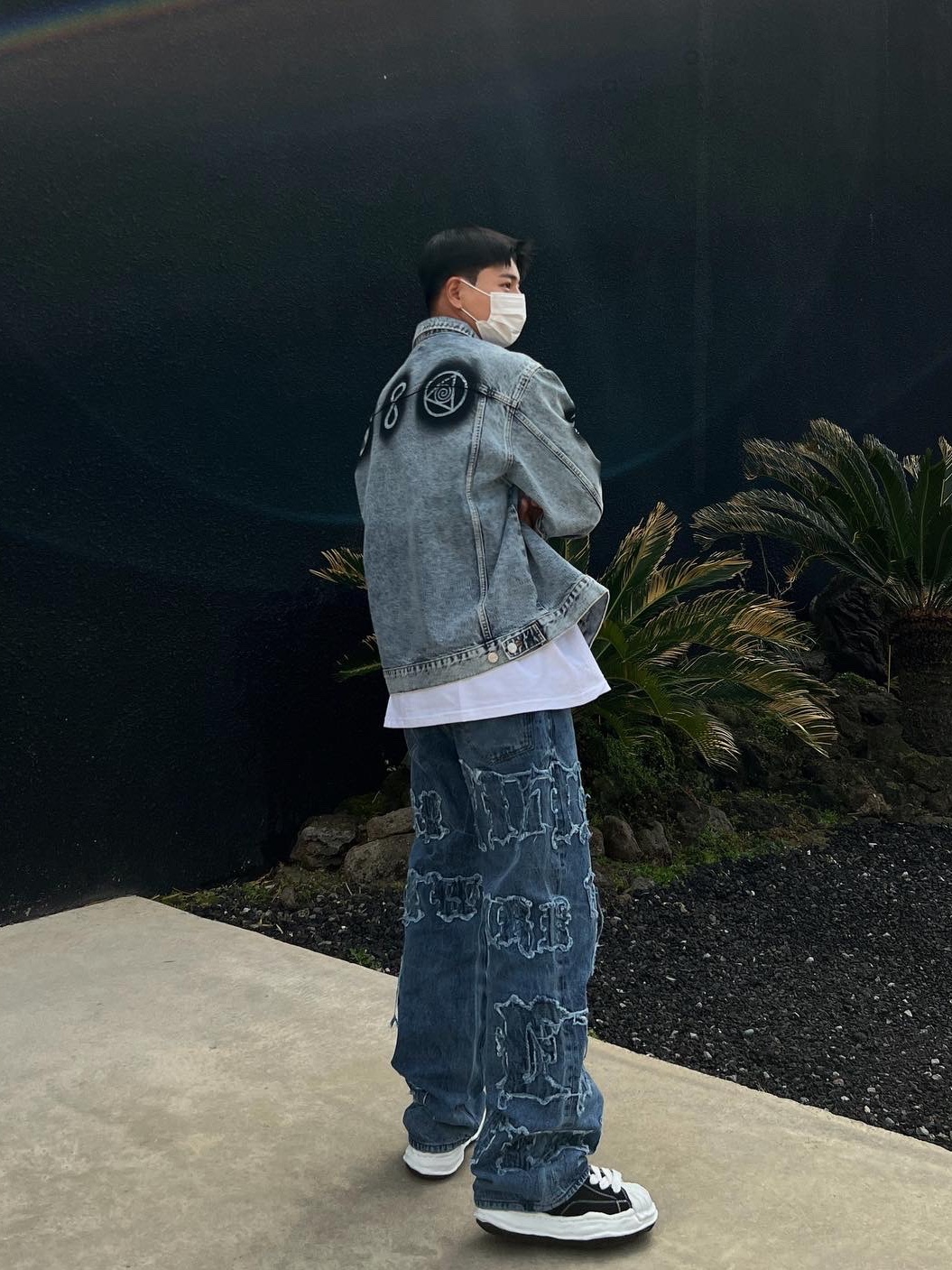 Stussy x Dries Van Noten Hand Stencilled Denim Jacket Washed Blue, Maison Mihara Yasuhiro Blakey OG Sole Canvas Low-top Sneakers Black White 착용 스타일