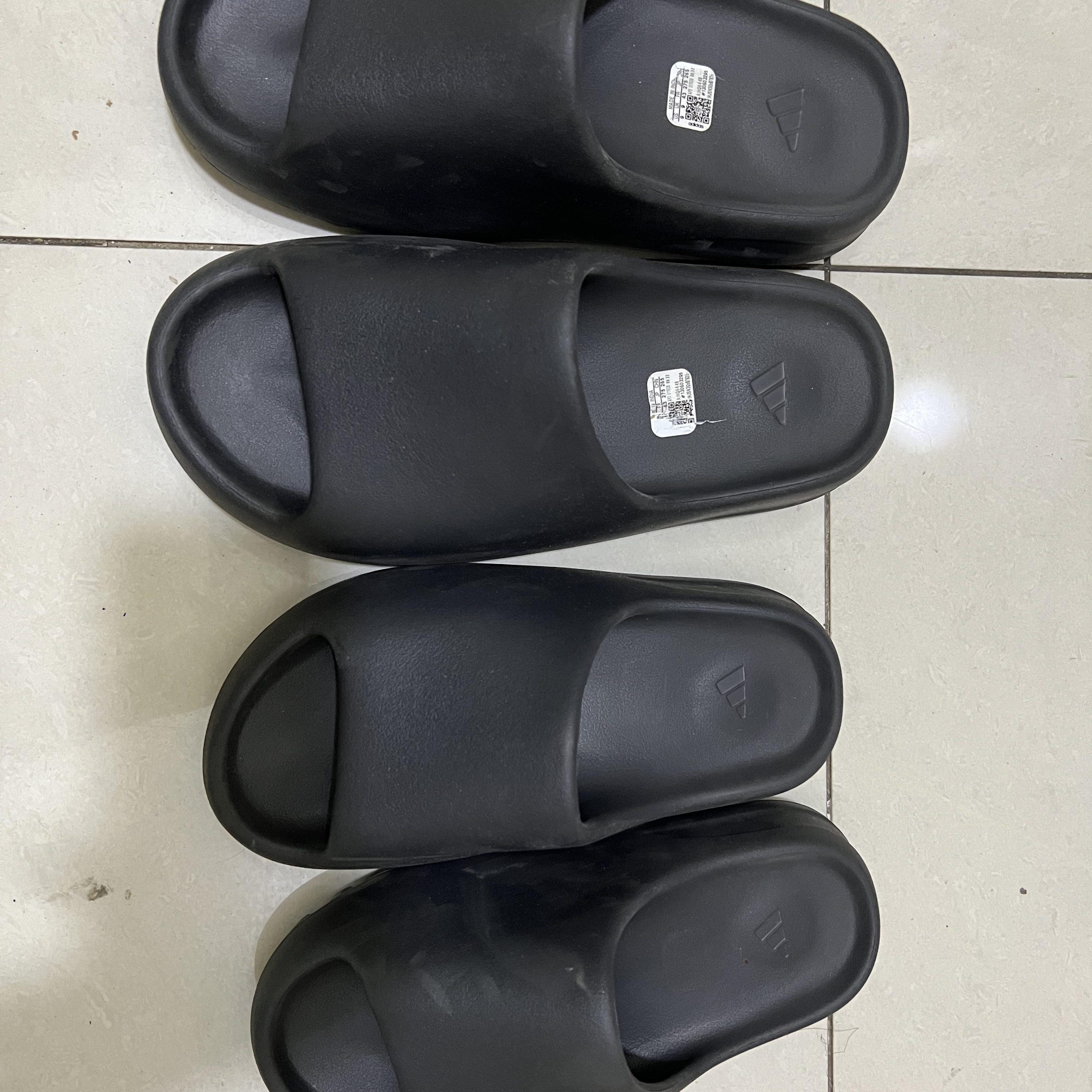 Adidas Yeezy Slide Onyx 착용 스타일