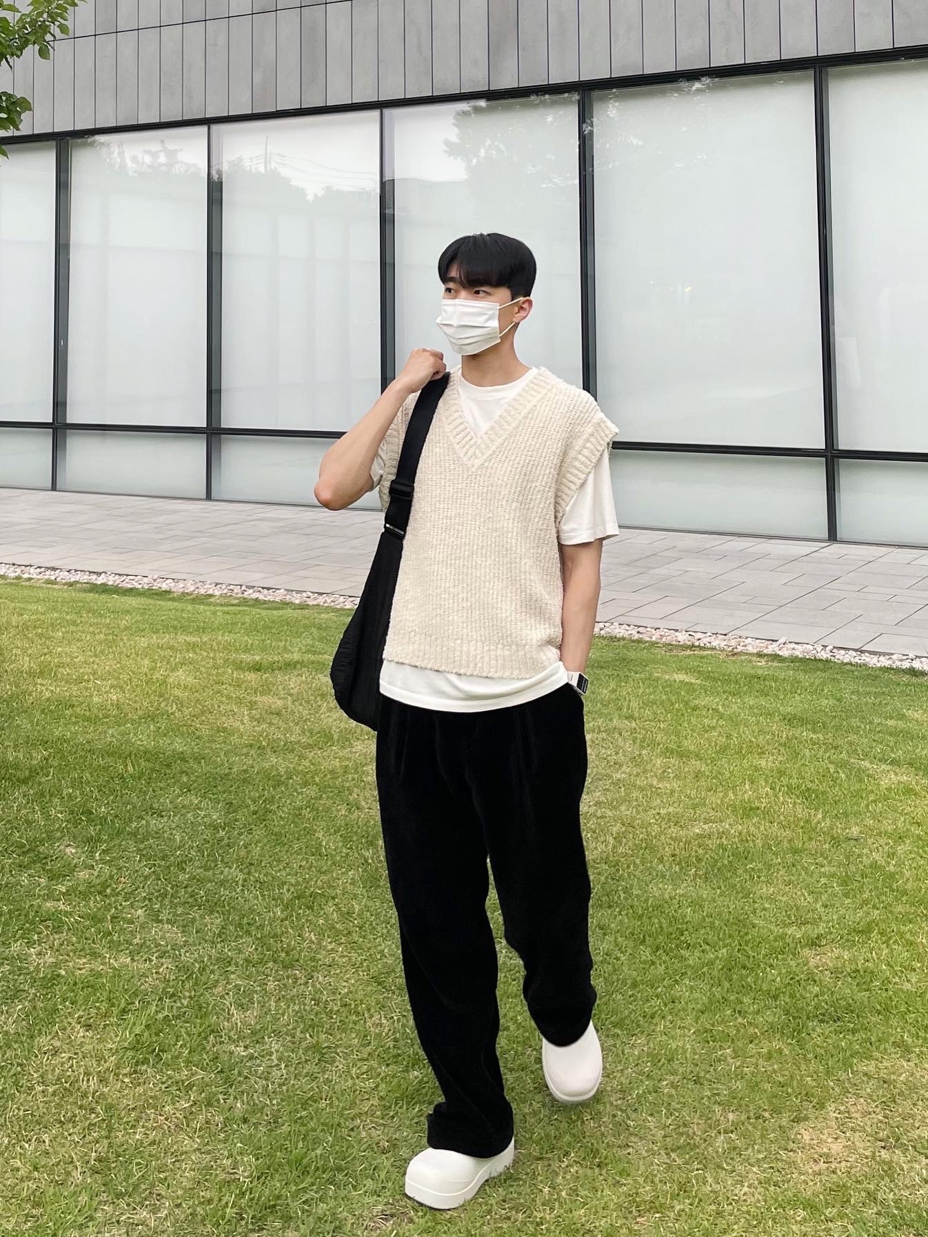 COS Smocked Crossbody Bag Black 착용 스타일 - 2