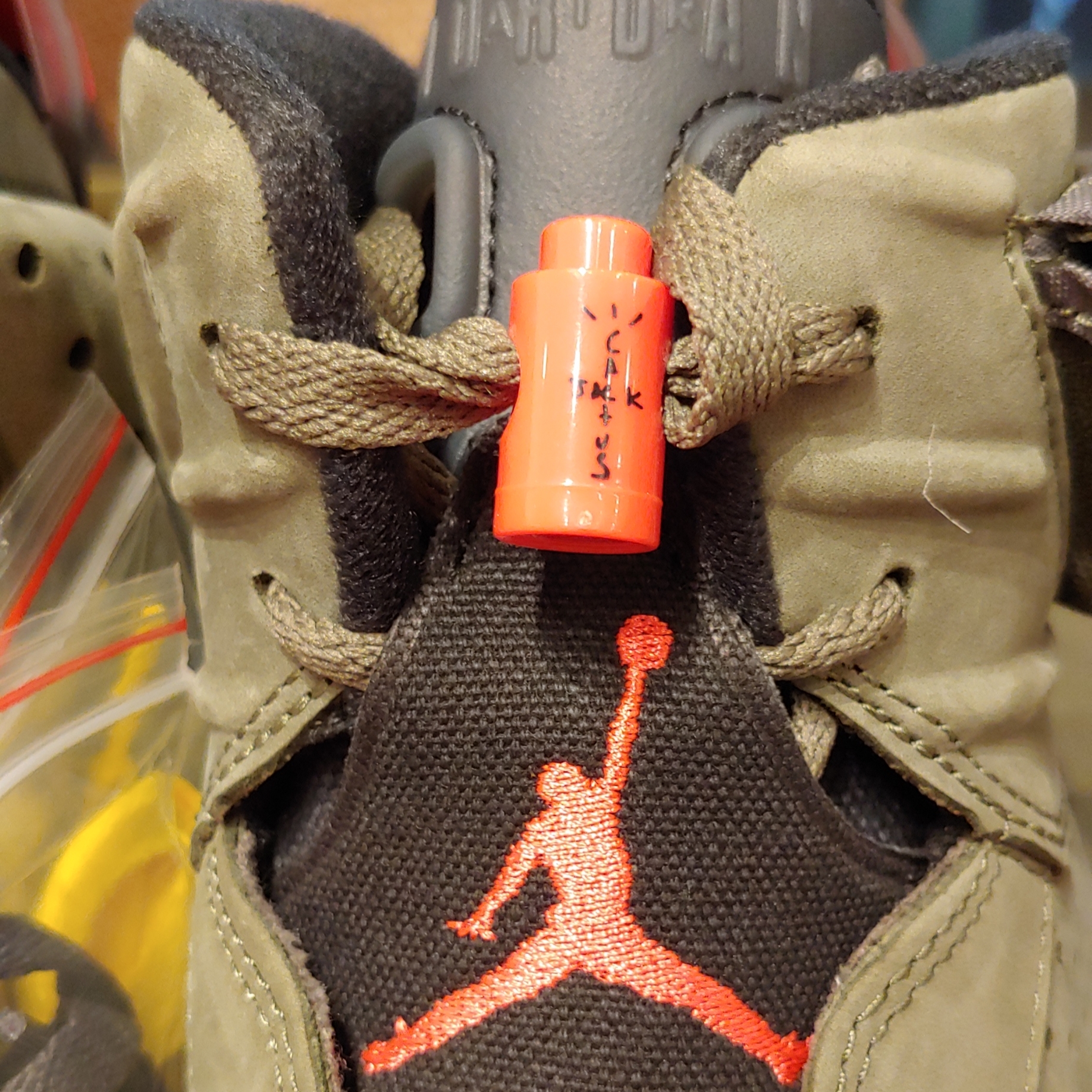 Jordan 6 x Travis Scott Retro Olive 착용 스타일 - 4