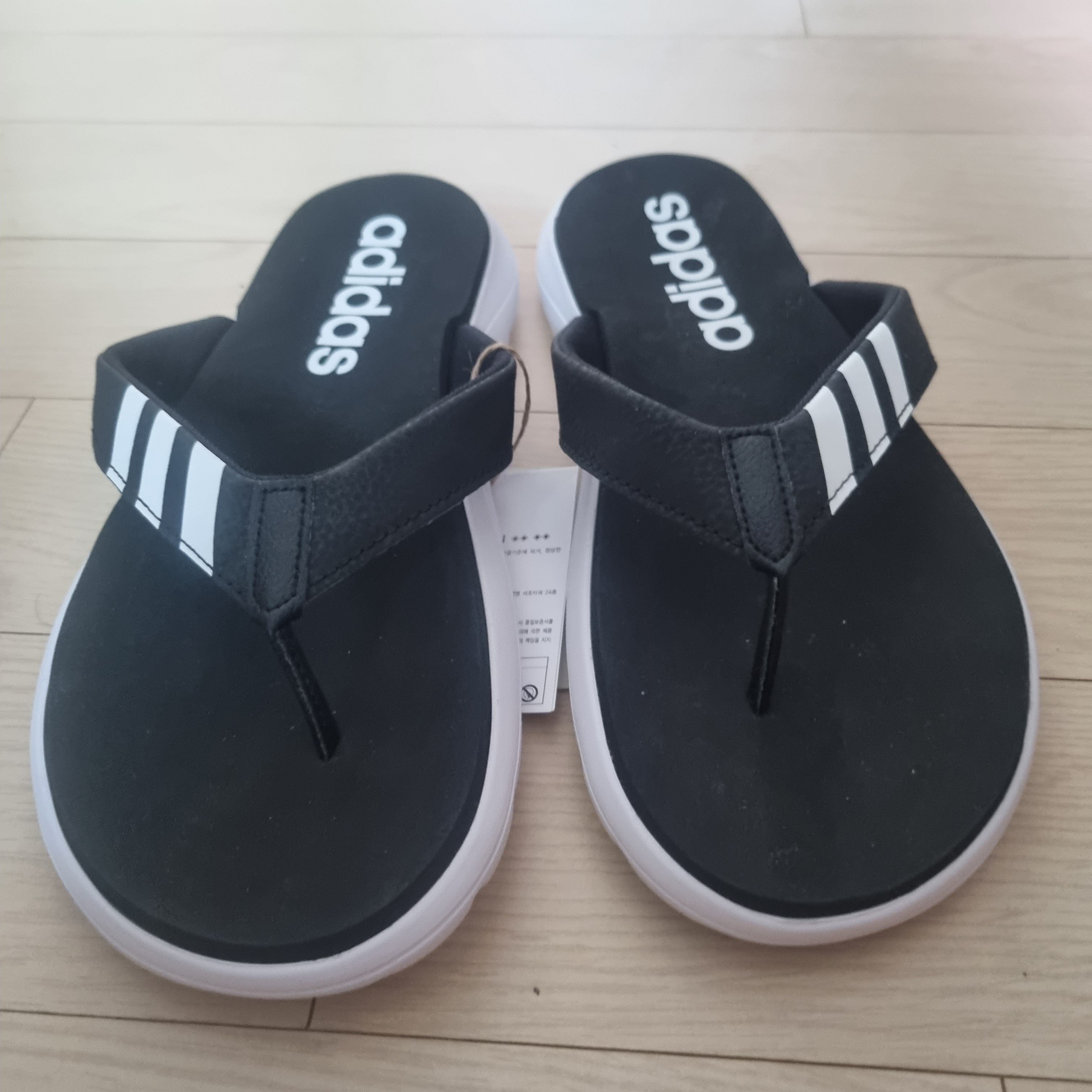 Adidas Comfort Flip Flop Core Black Cloud White 착용 스타일 - 1