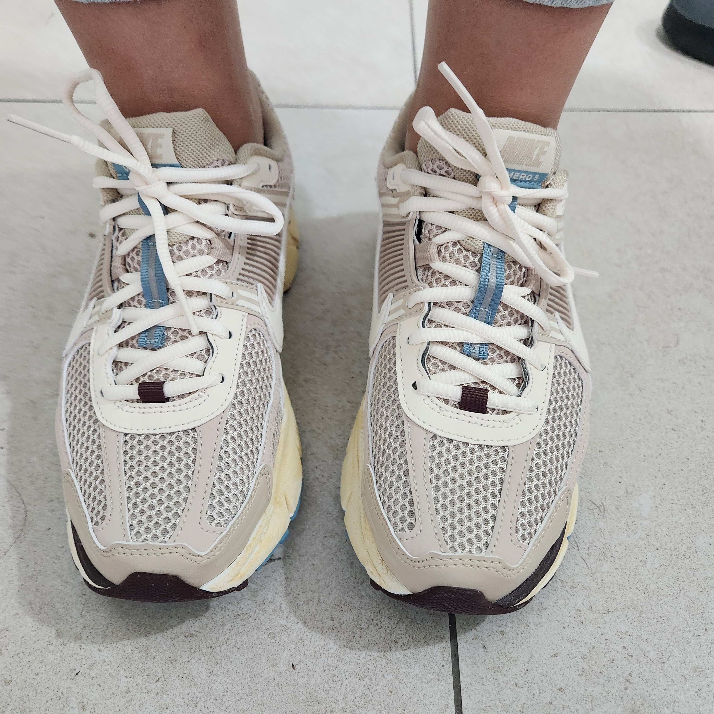 (W) Nike Zoom Vomero 5 Oatmeal 착용 스타일 - 1