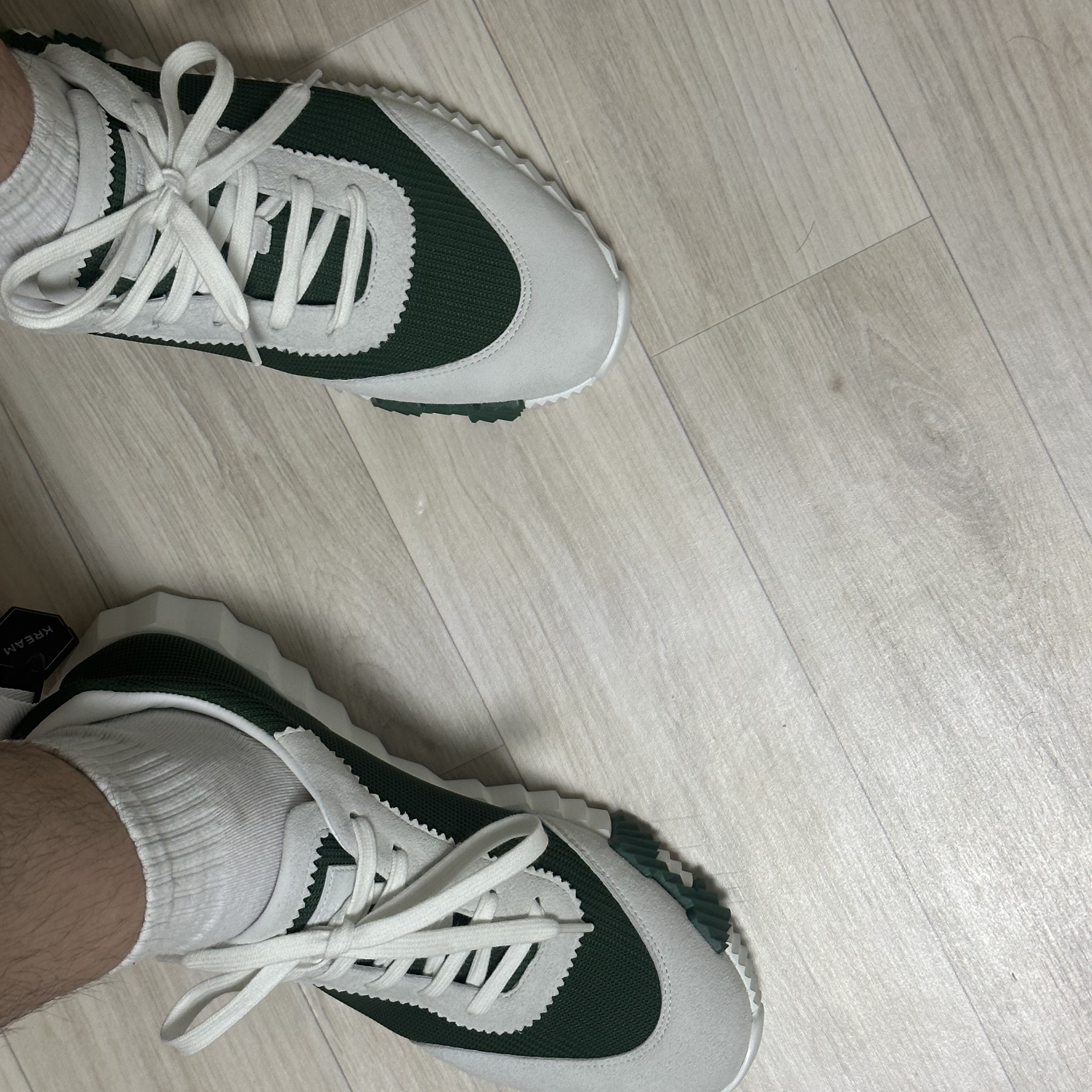 Hermes Bouncing Sneakers Mesh Suede Goatskin & Vert Cactus Blanc 착용 스타일 - 3
