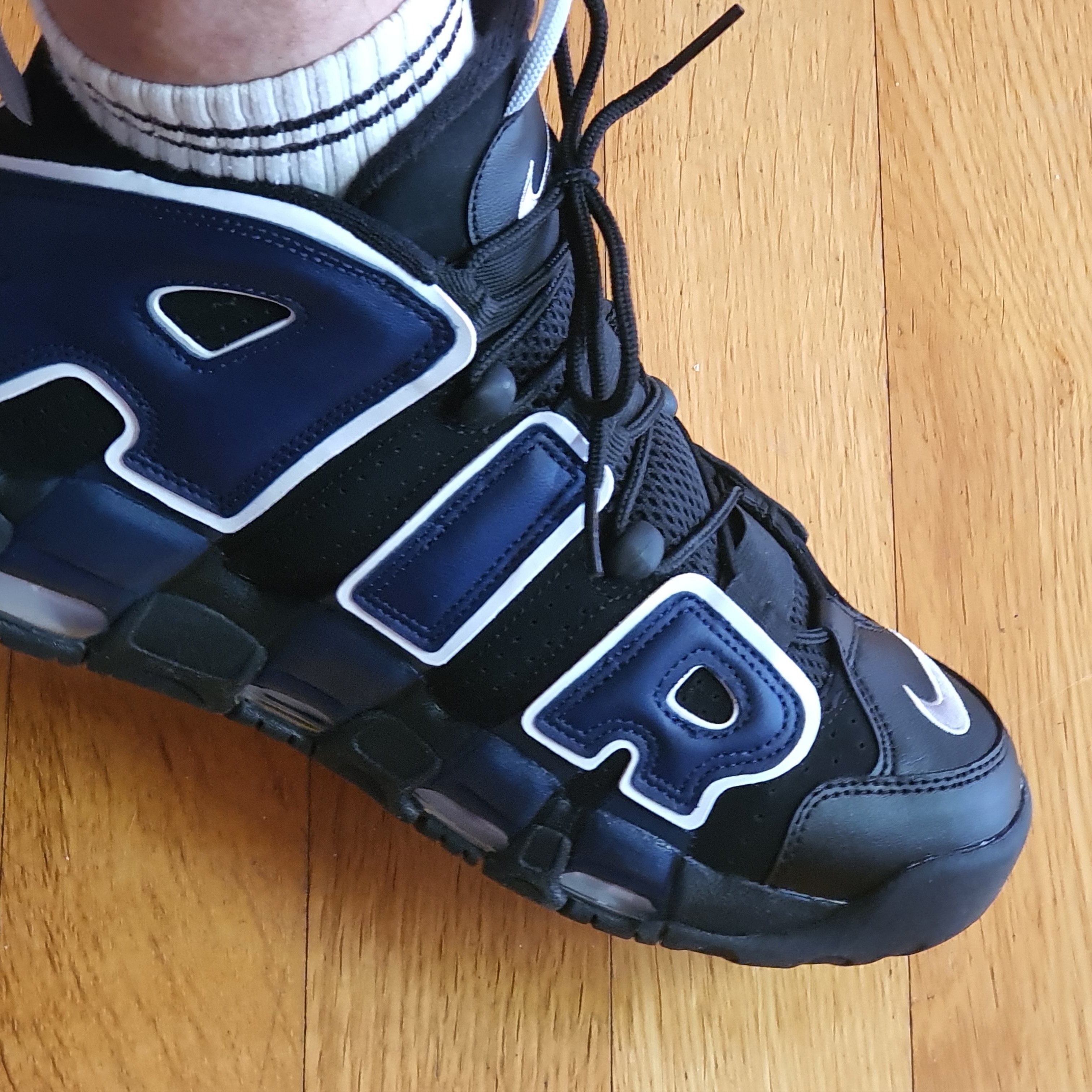 Nike Air More Uptempo 96 Black University Red 착용 스타일 - 2