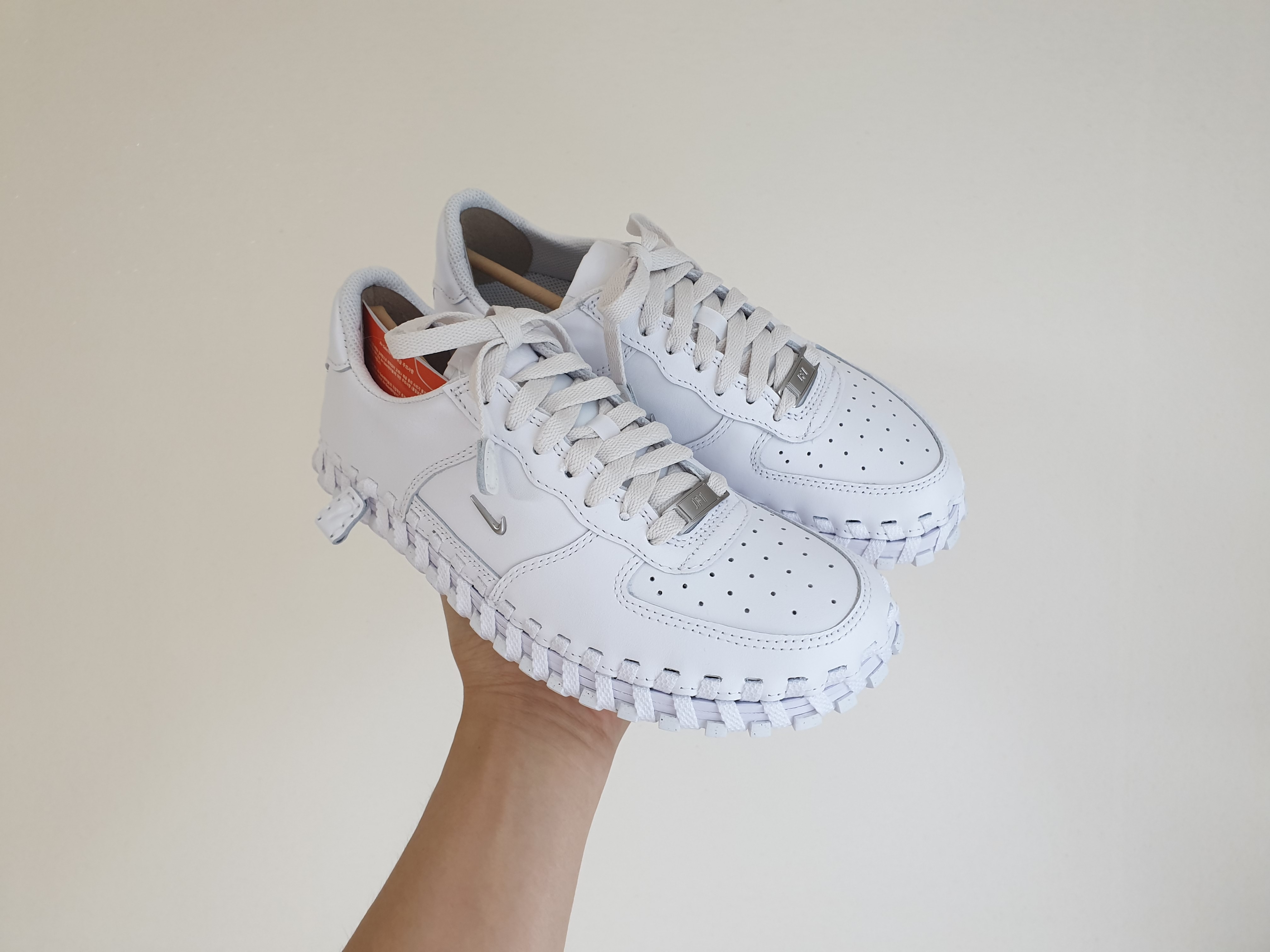 Nike x Jacquemus J Force 1 Low LX SP White 착용 스타일 - 1