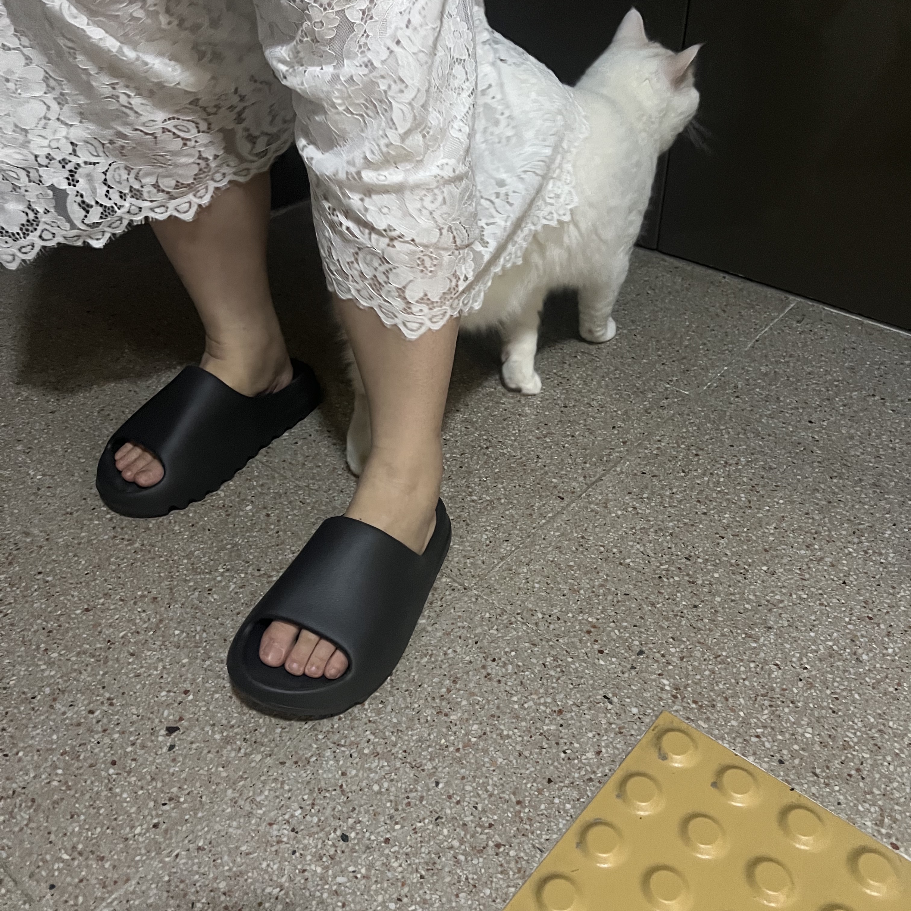 Adidas Yeezy Slide Onyx 착용 스타일 - 2