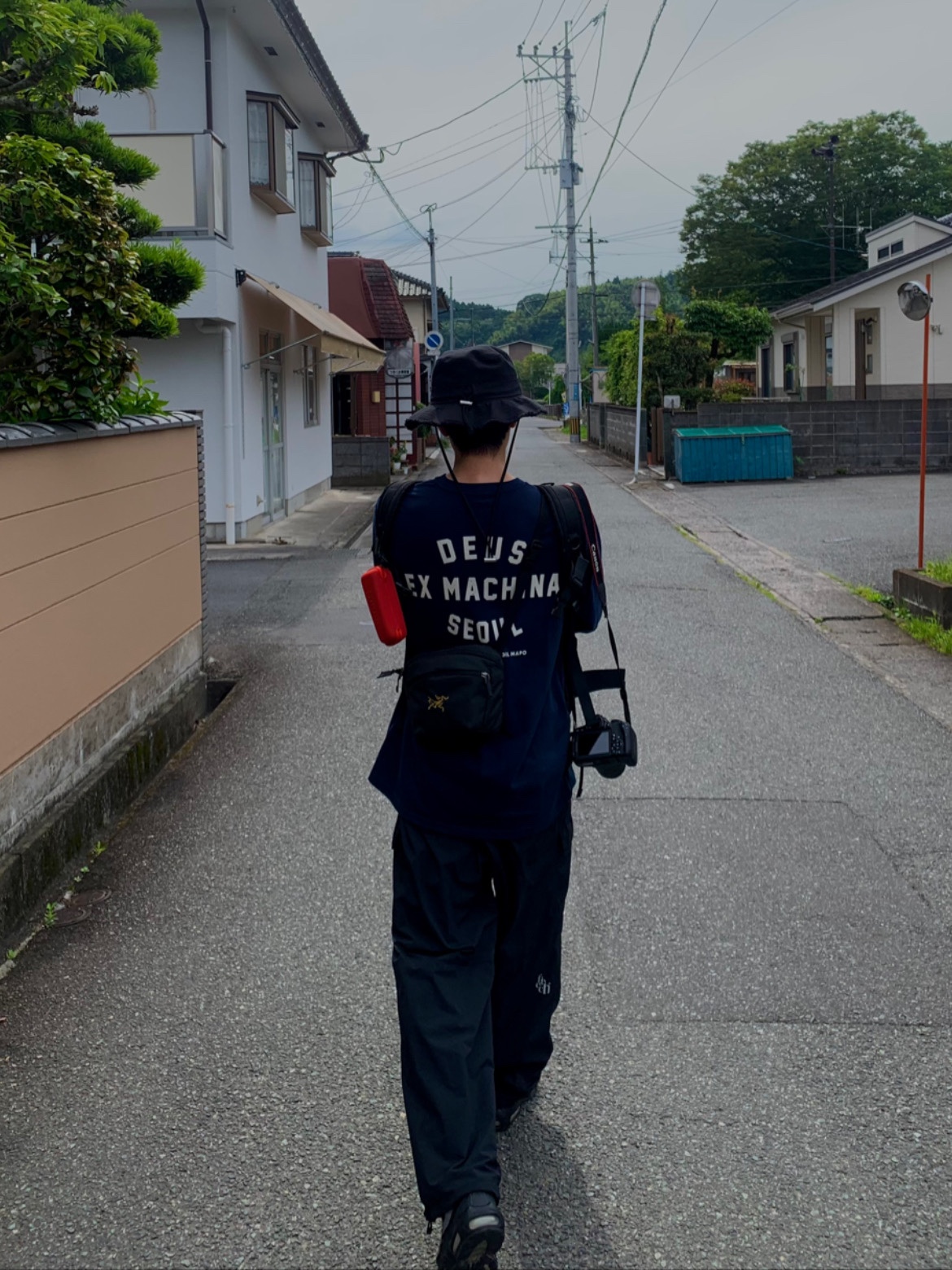 Jacquemus Le Bob Artichaut Bucket Hat Black, Arc'teryx Mantis 2 Waistpack 24K Black 착용 스타일