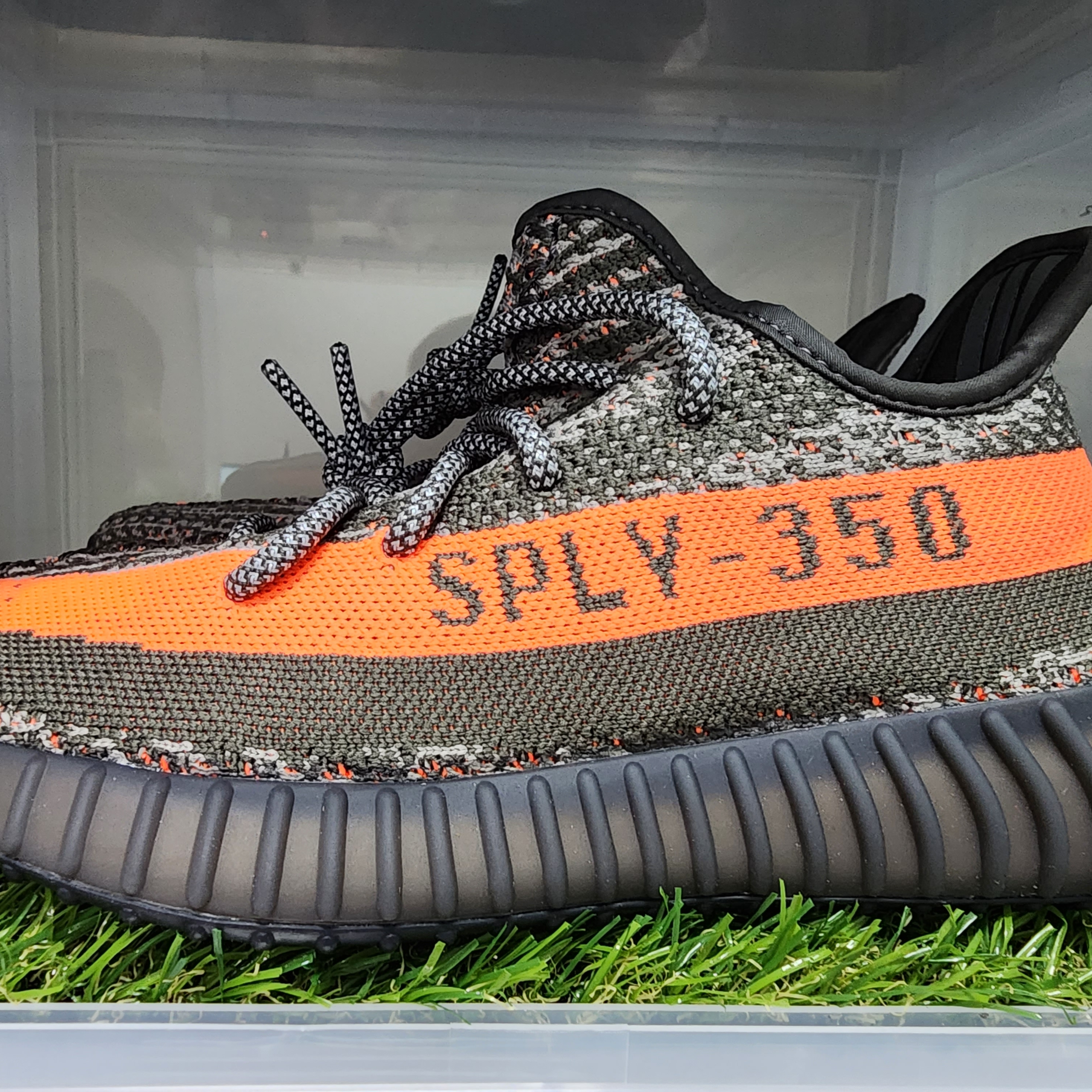 Adidas Yeezy Boost 350 V2 Carbon Beluga 착용 스타일 - 4