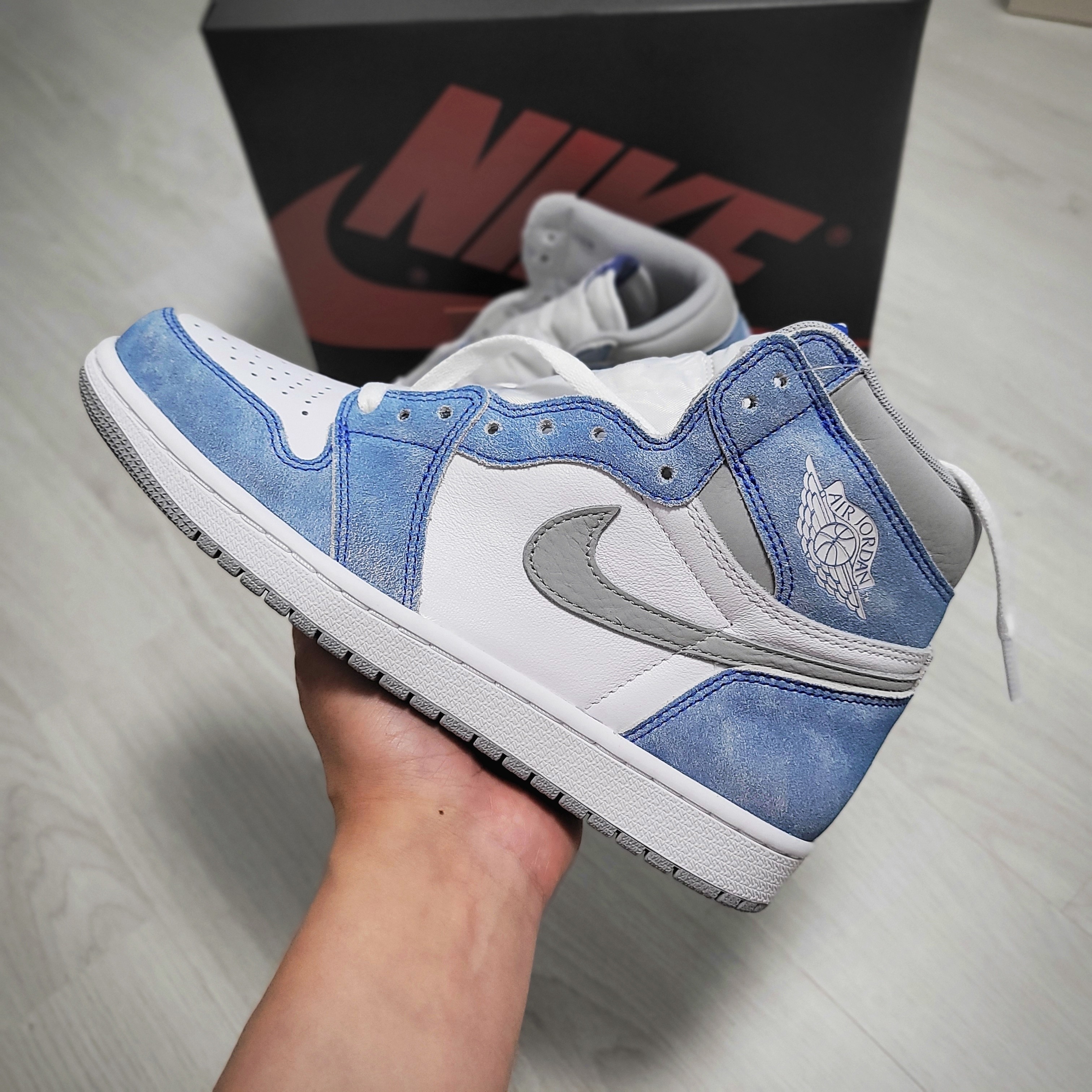 Jordan 1 Retro High OG Hyper Royal 착용 스타일 - 2
