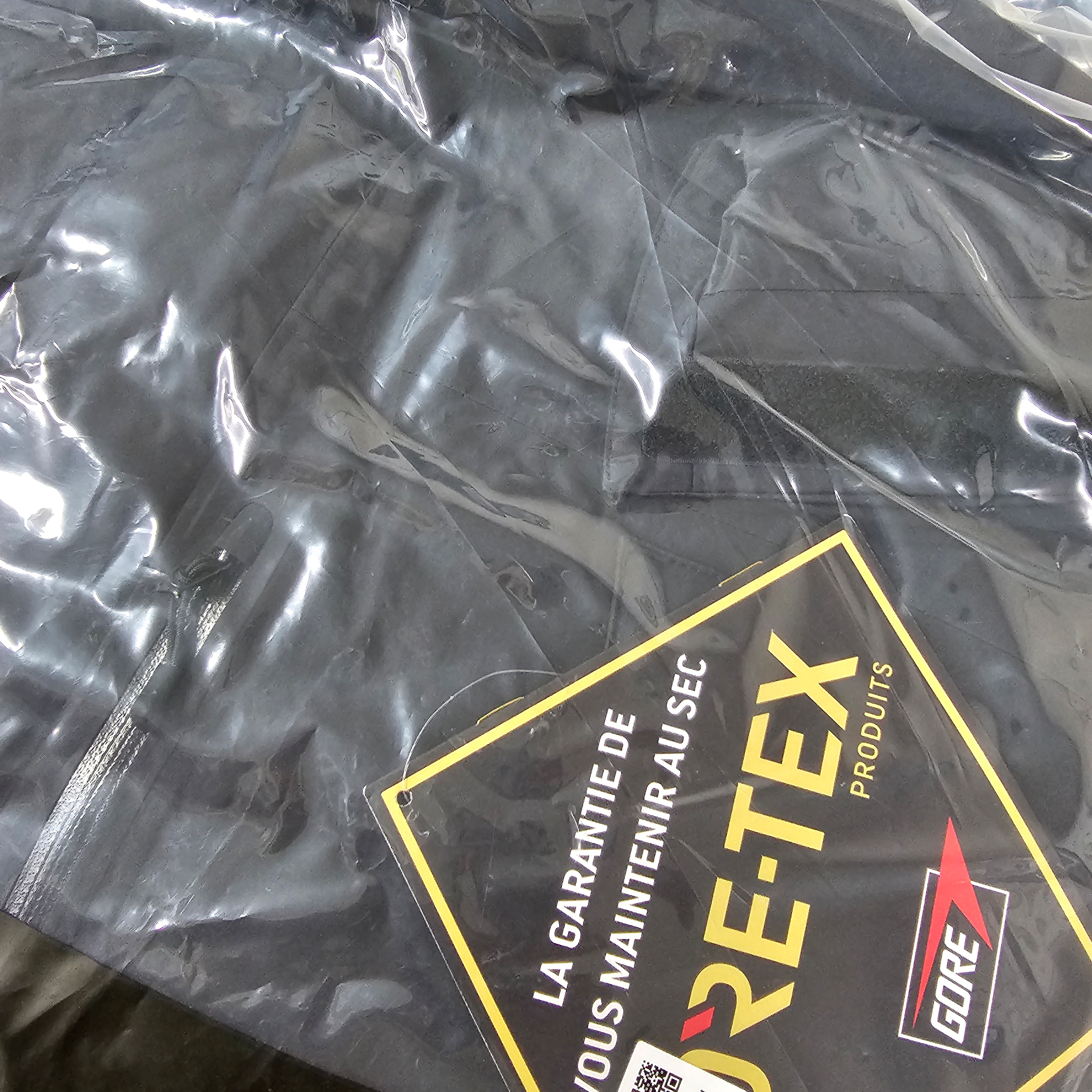 Supreme Gore-Tex 700-Fill Down Parka Black - 22FW 착용 스타일
