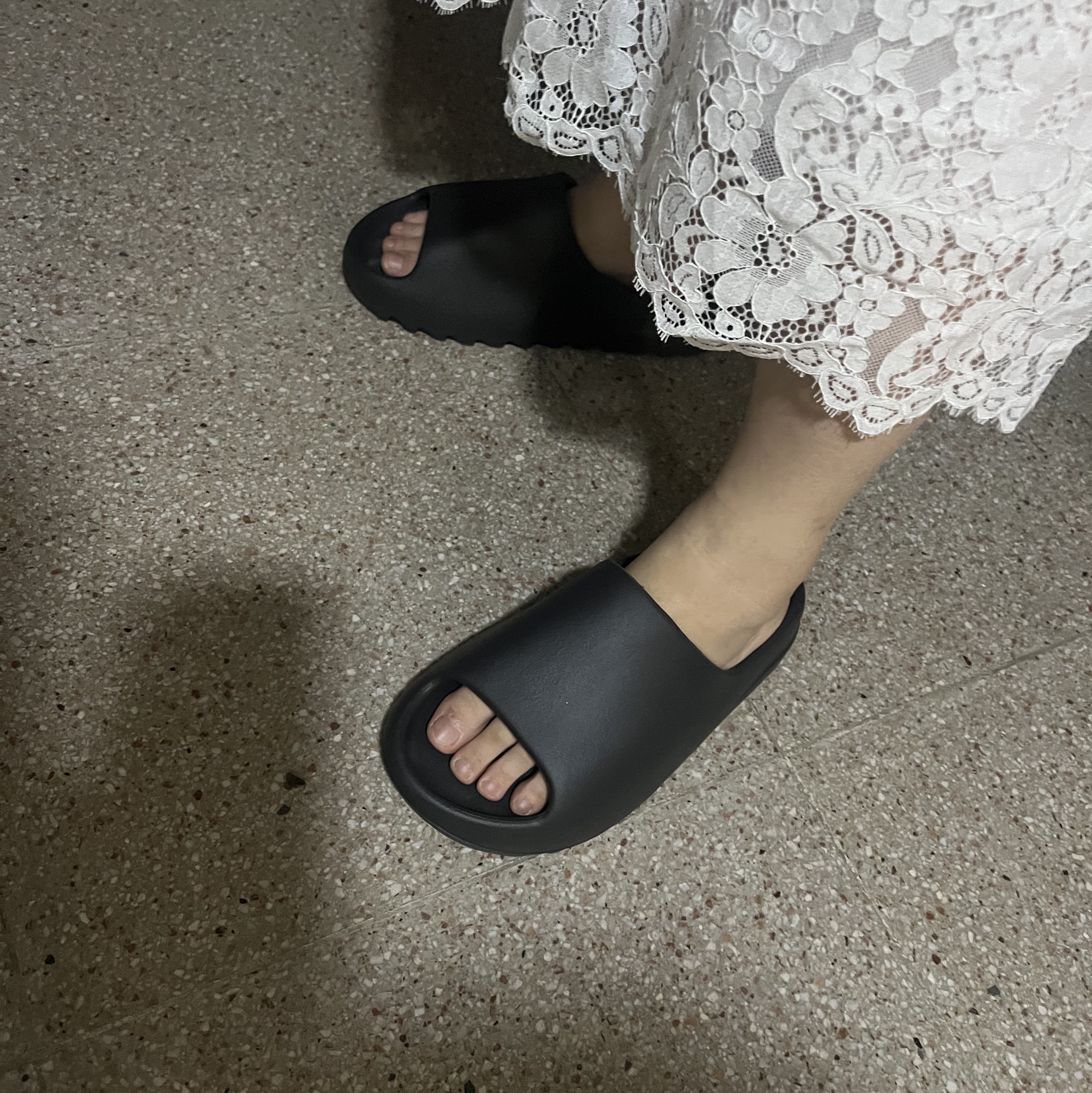 Adidas Yeezy Slide Onyx 착용 스타일 - 1