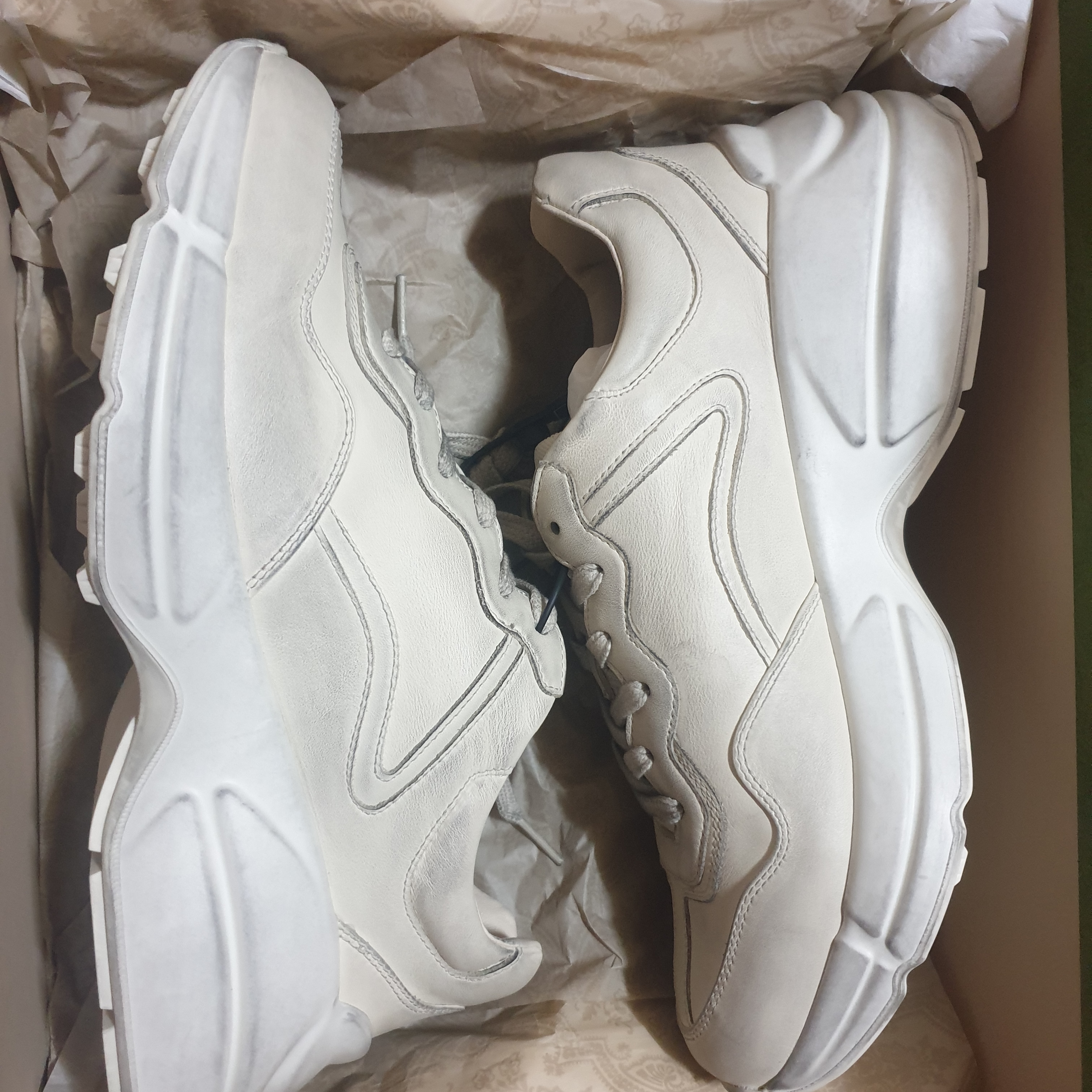 Gucci Rhyton Leather Sneakers Distressed Ivory 착용 스타일
