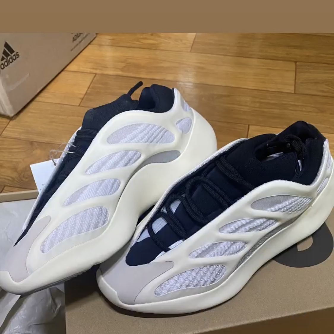 Adidas Yeezy 700 V3 Azael 2022/2023 착용 스타일