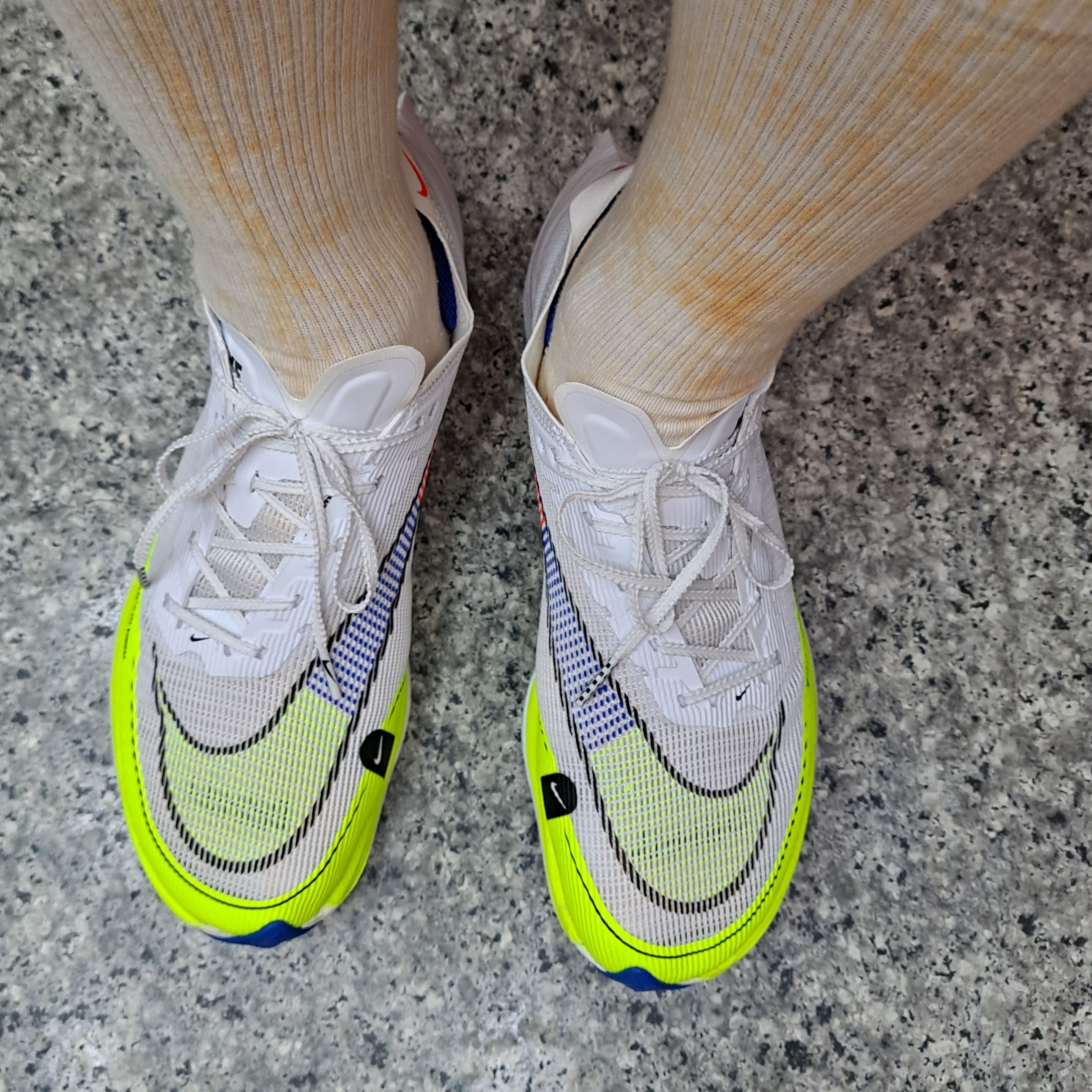 Nike ZoomX Vaporfly Next% 2 White Volt 착용 스타일 - 4