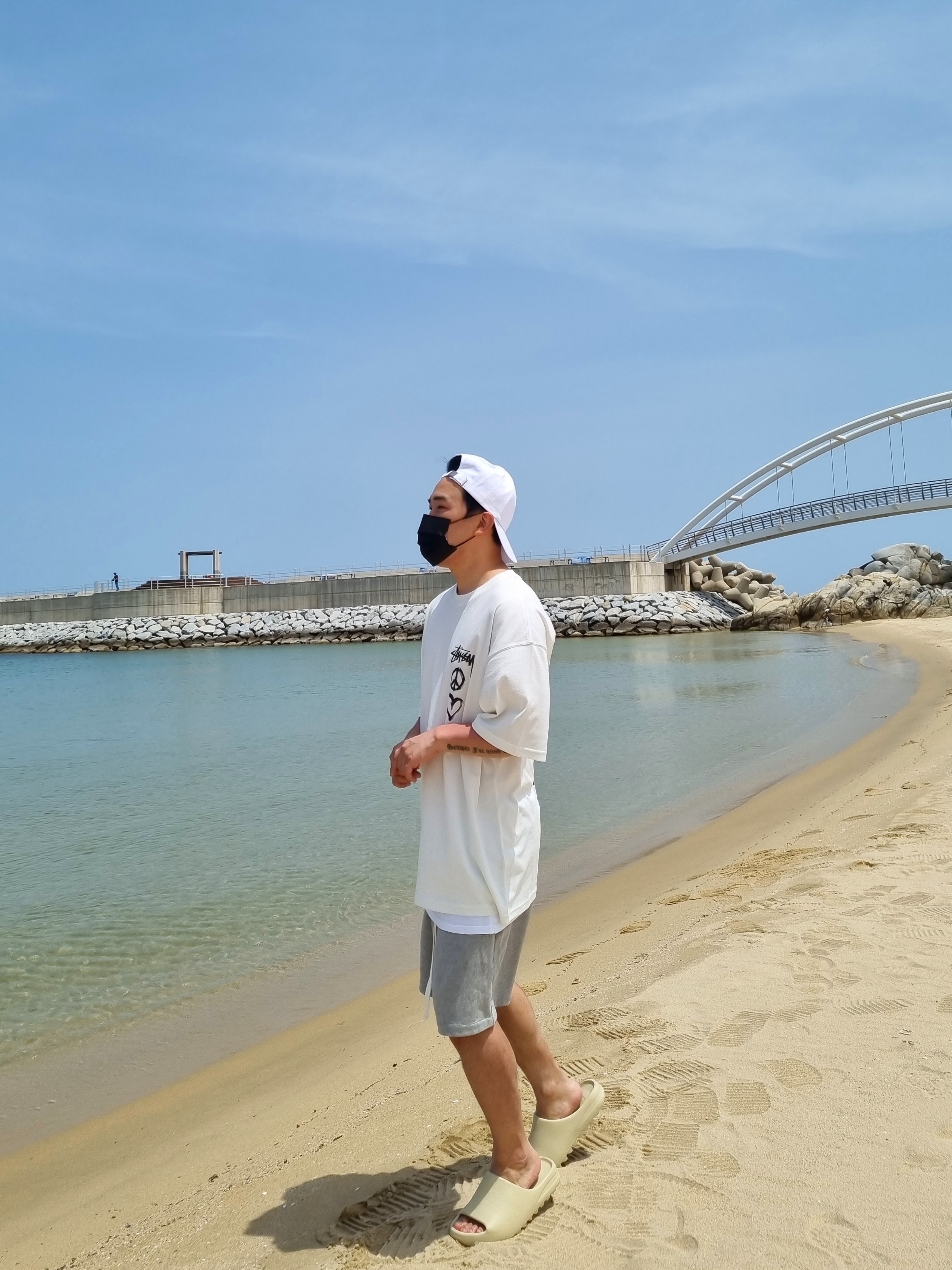 Nike x Stussy NRG RA T-Shirt Summit White (DM4942-121), Adidas Yeezy Slide Bone 2022/2023 착용 스타일