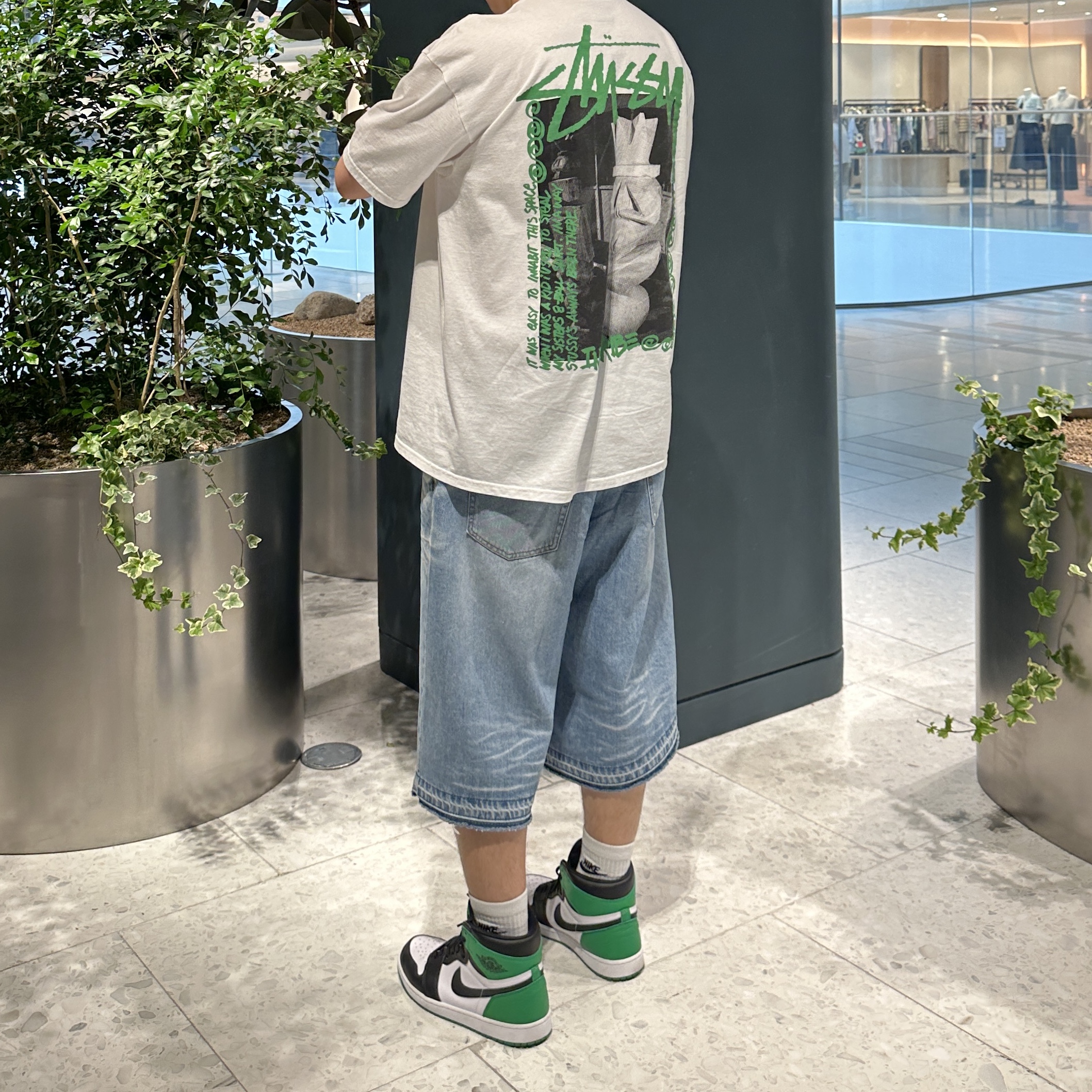 Stussy Landin T-Shirt White, Jordan 1 Retro High OG Black and Lucky Green 착용 스타일 - 1