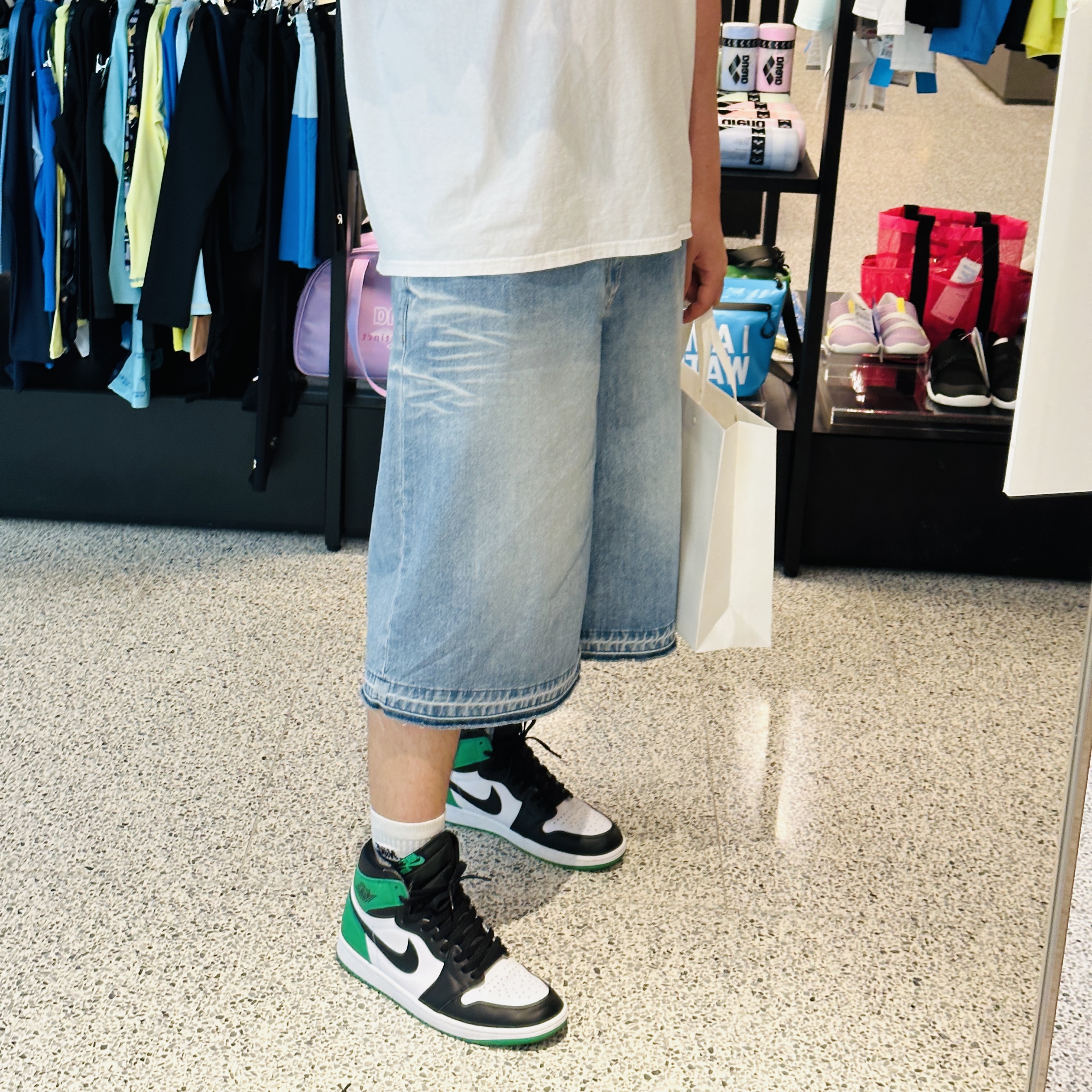 Jordan 1 Retro High OG Black and Lucky Green 착용 스타일 - 1