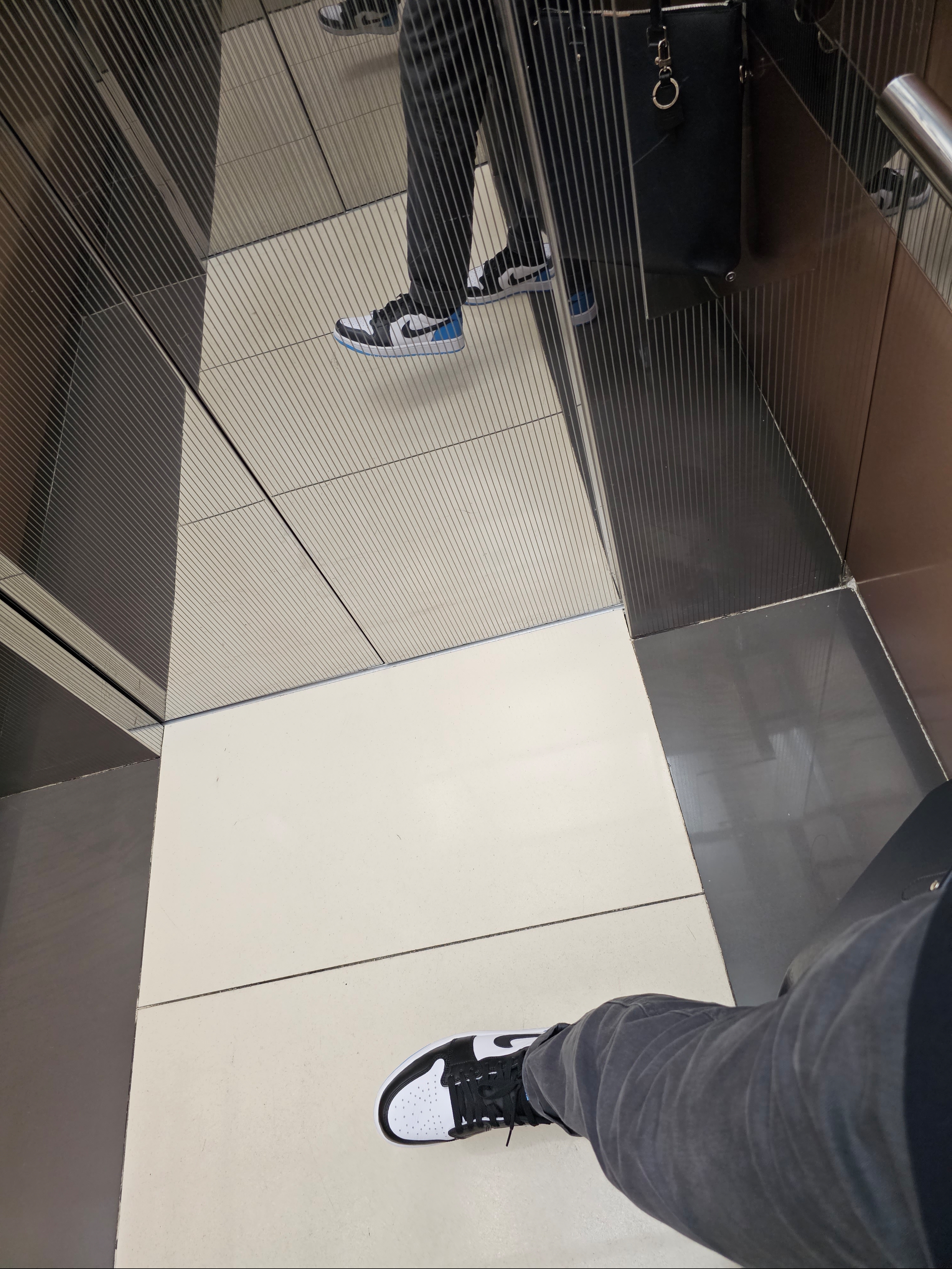 Jordan 1 Retro Low OG Black and Dark Powder Blue 착용 스타일