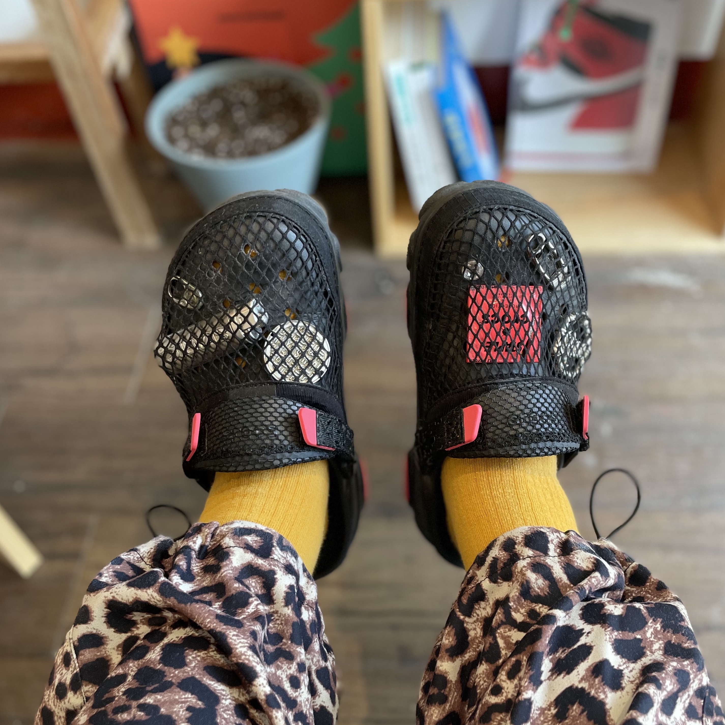 Crocs x Staple Classic All Terrain Clog Black 착용 스타일