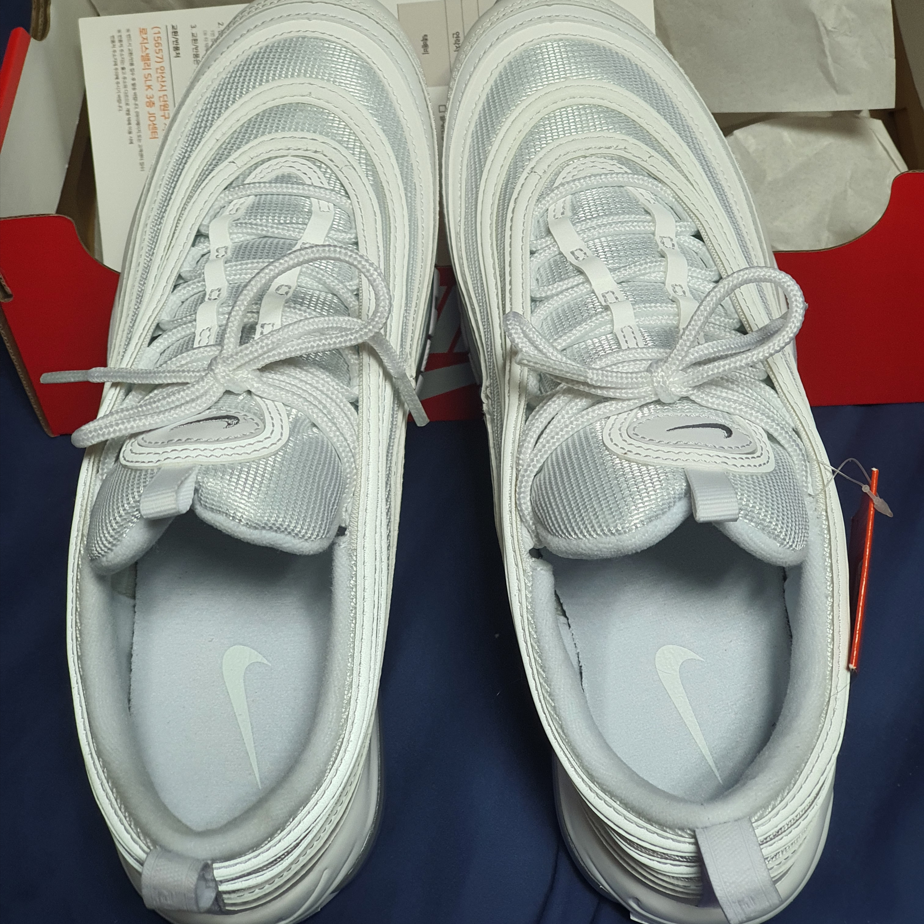 Nike Air Max 97 Triple White Wolf Grey 착용 스타일 - 1