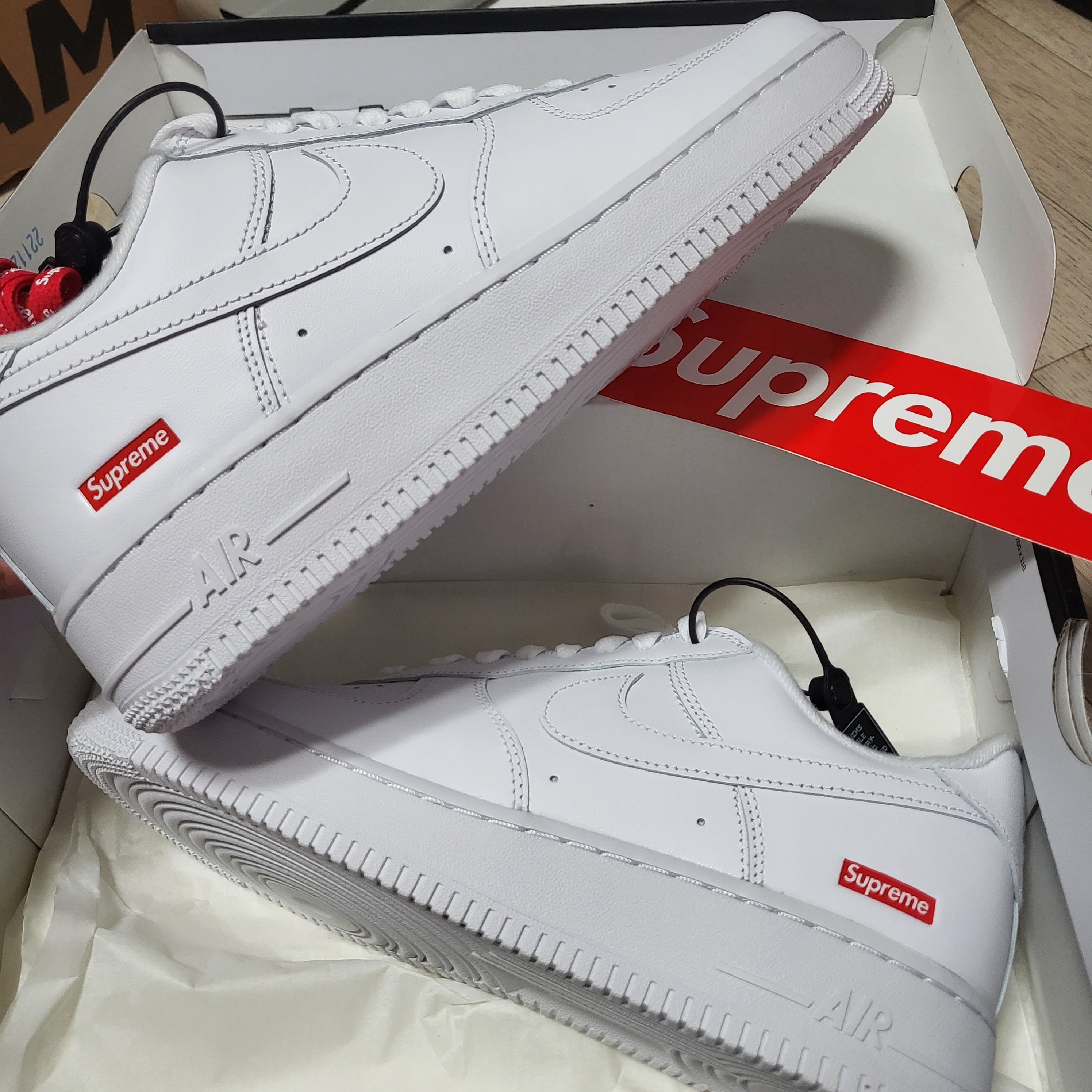 Nike x Supreme Air Force 1 Low White 착용 스타일 - 1