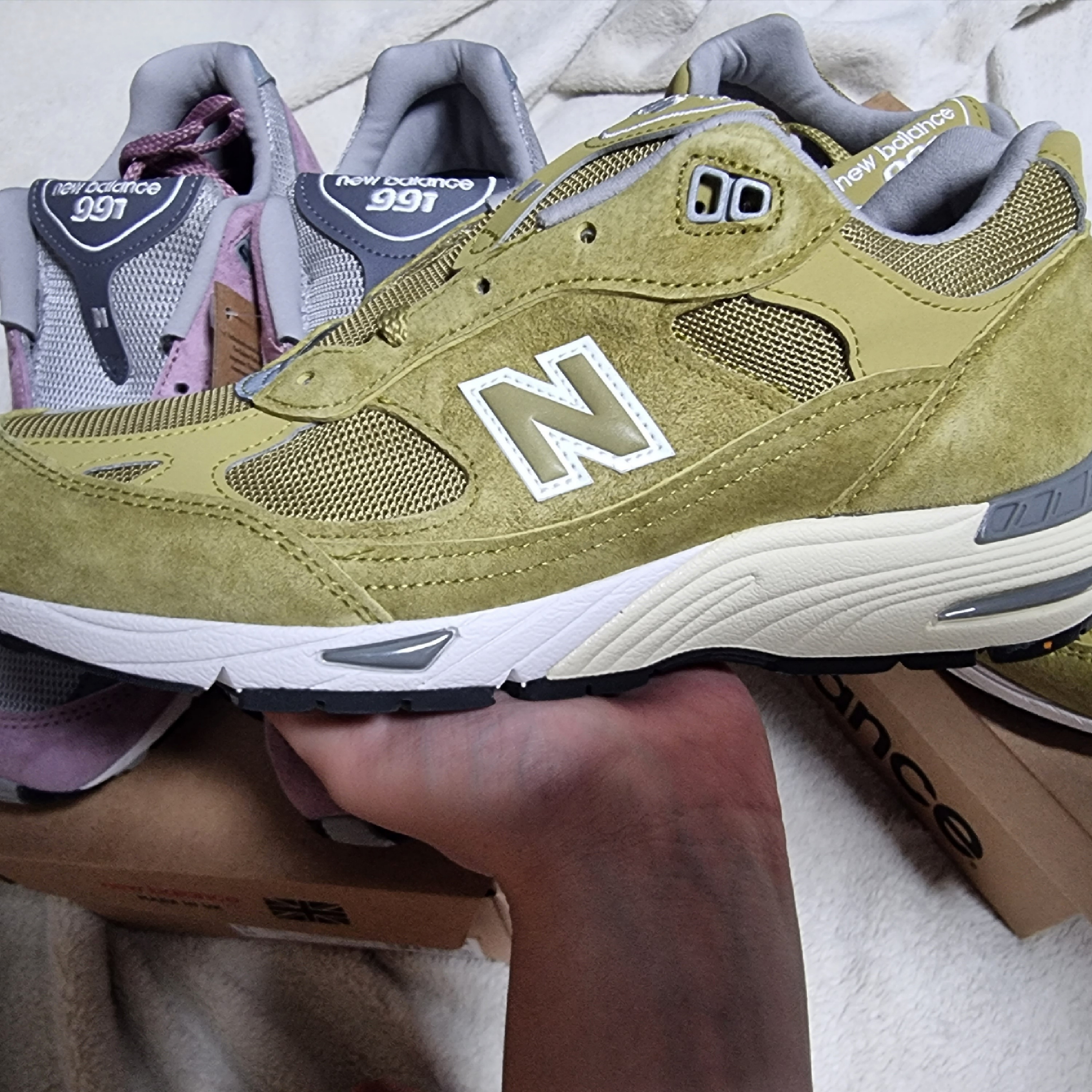 (W) New Balance 991 Made in UK Khaki, (W) New Balance 991 Made in UK Pink Grey 착용 스타일 - 3