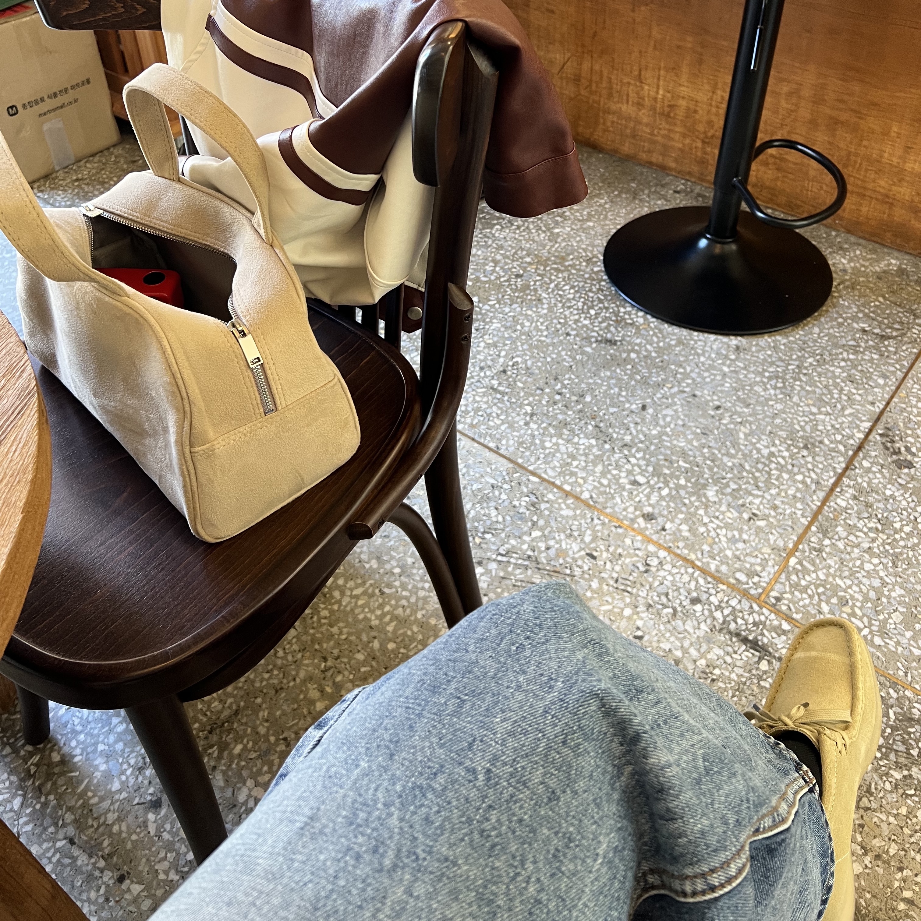 Clarks Wallabee Maple Suede 착용 스타일 - 3