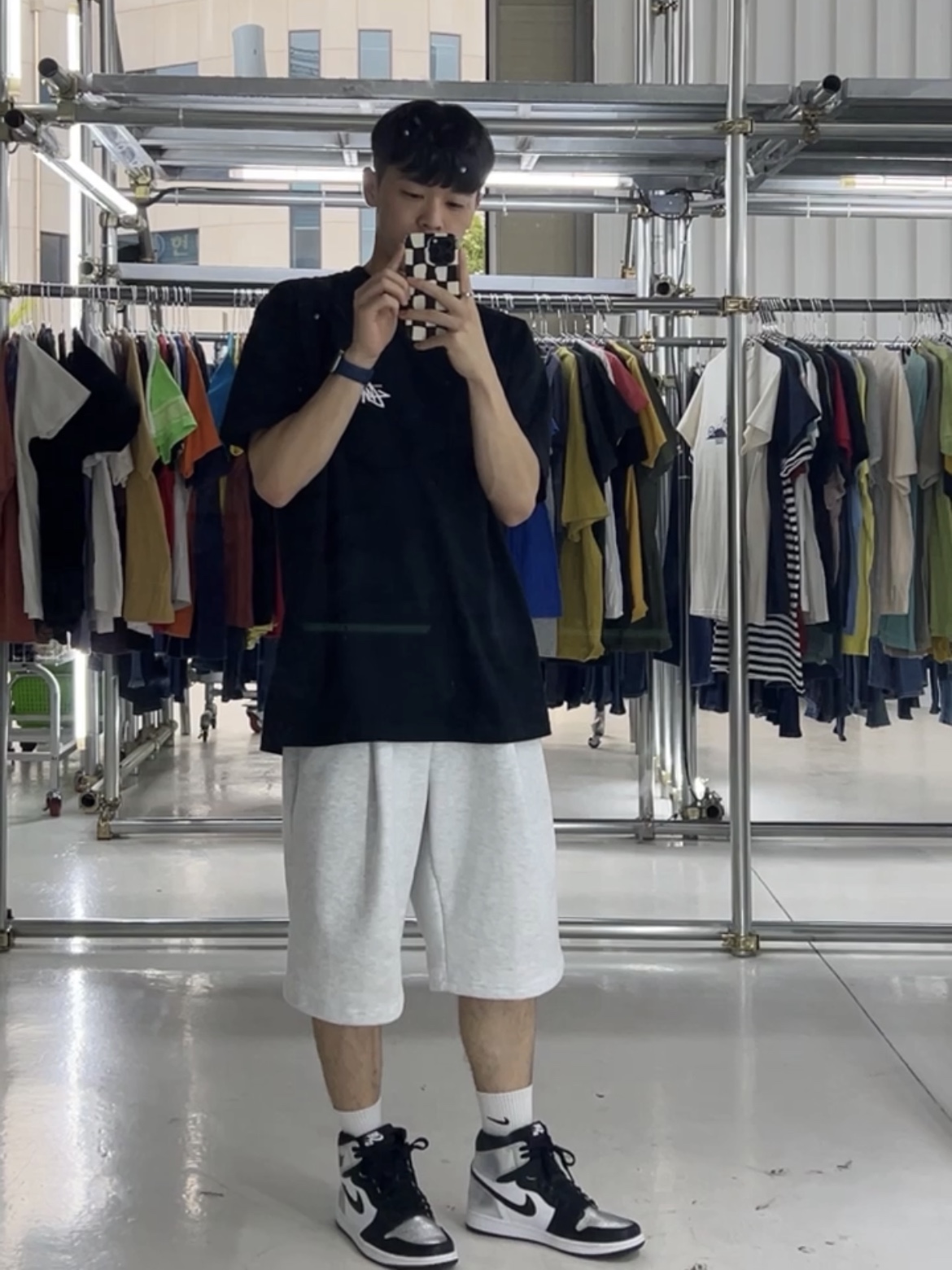 Stussy Fuzzy Dice T-Shirt Black, (W) Jordan 1 Retro High OG Silver Toe 착용 스타일