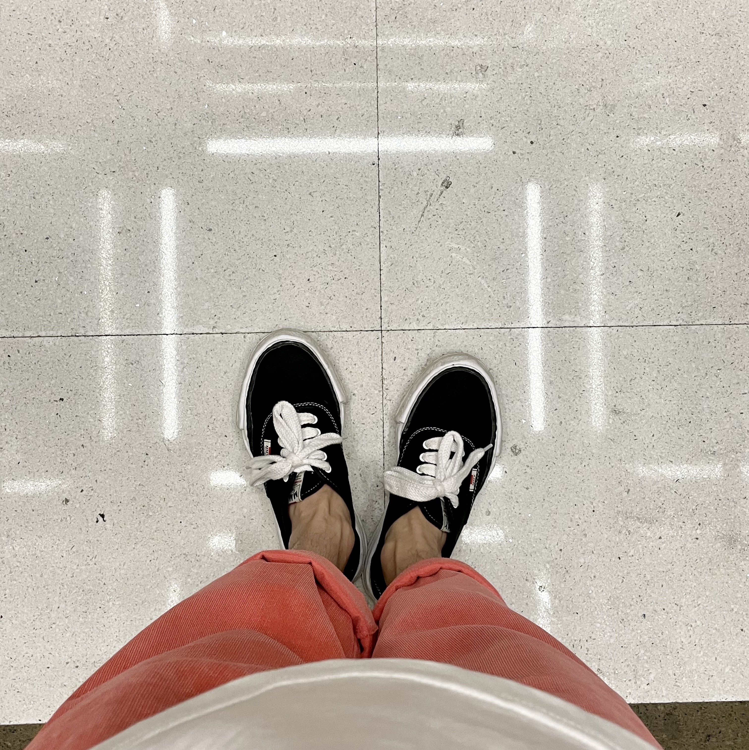Maison Mihara Yasuhiro Baker OG Sole Canvas Low Cut Sneakers Black 착용 스타일