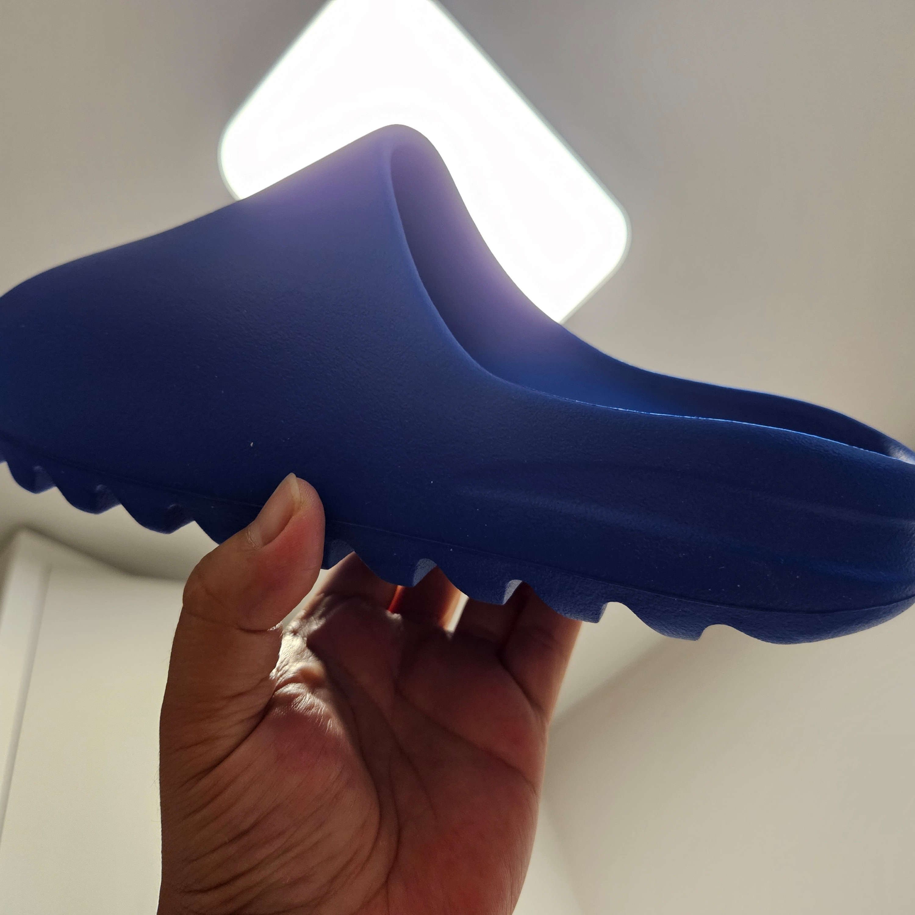 Adidas Yeezy Slide Azure 착용 스타일