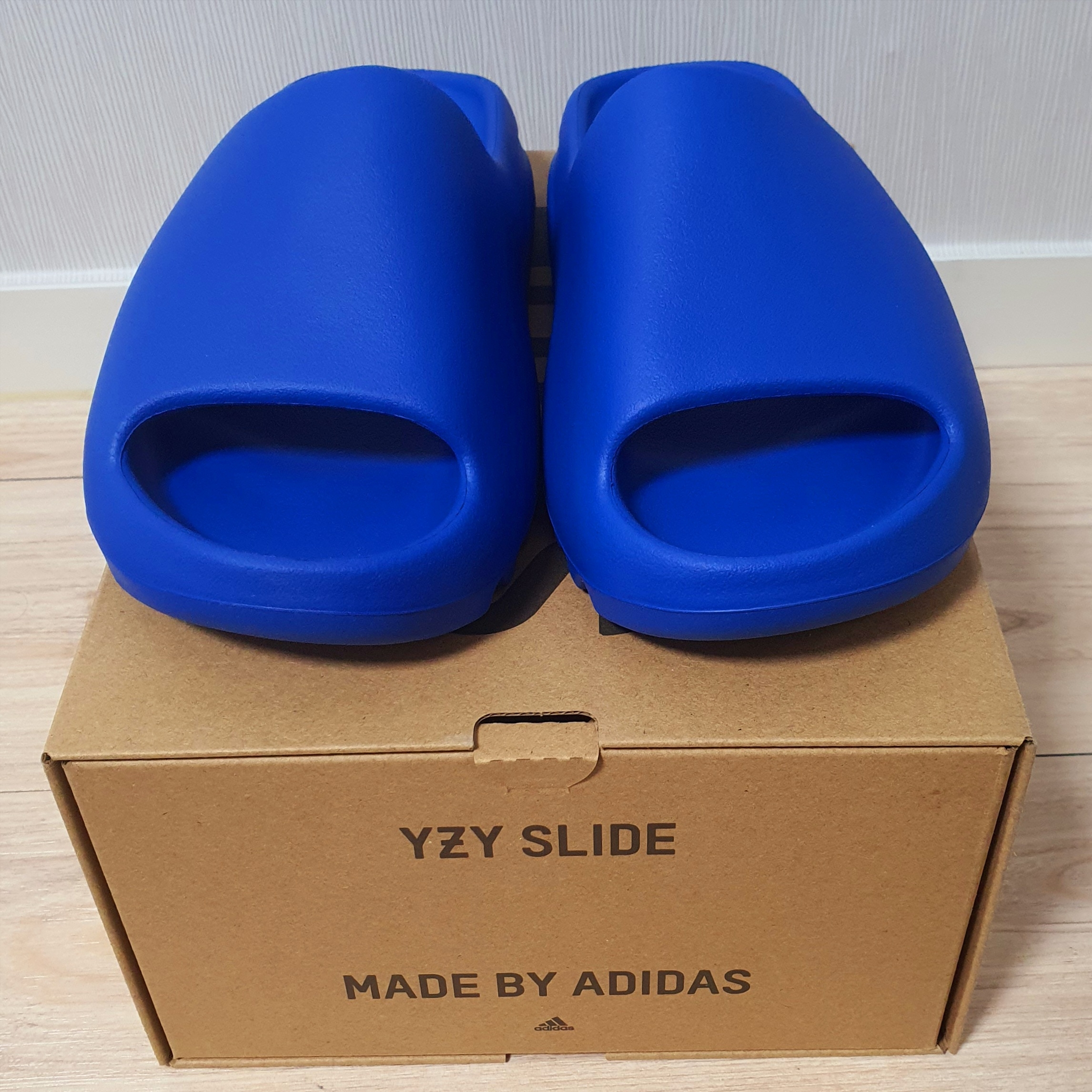 Adidas Yeezy Slide Azure 착용 스타일