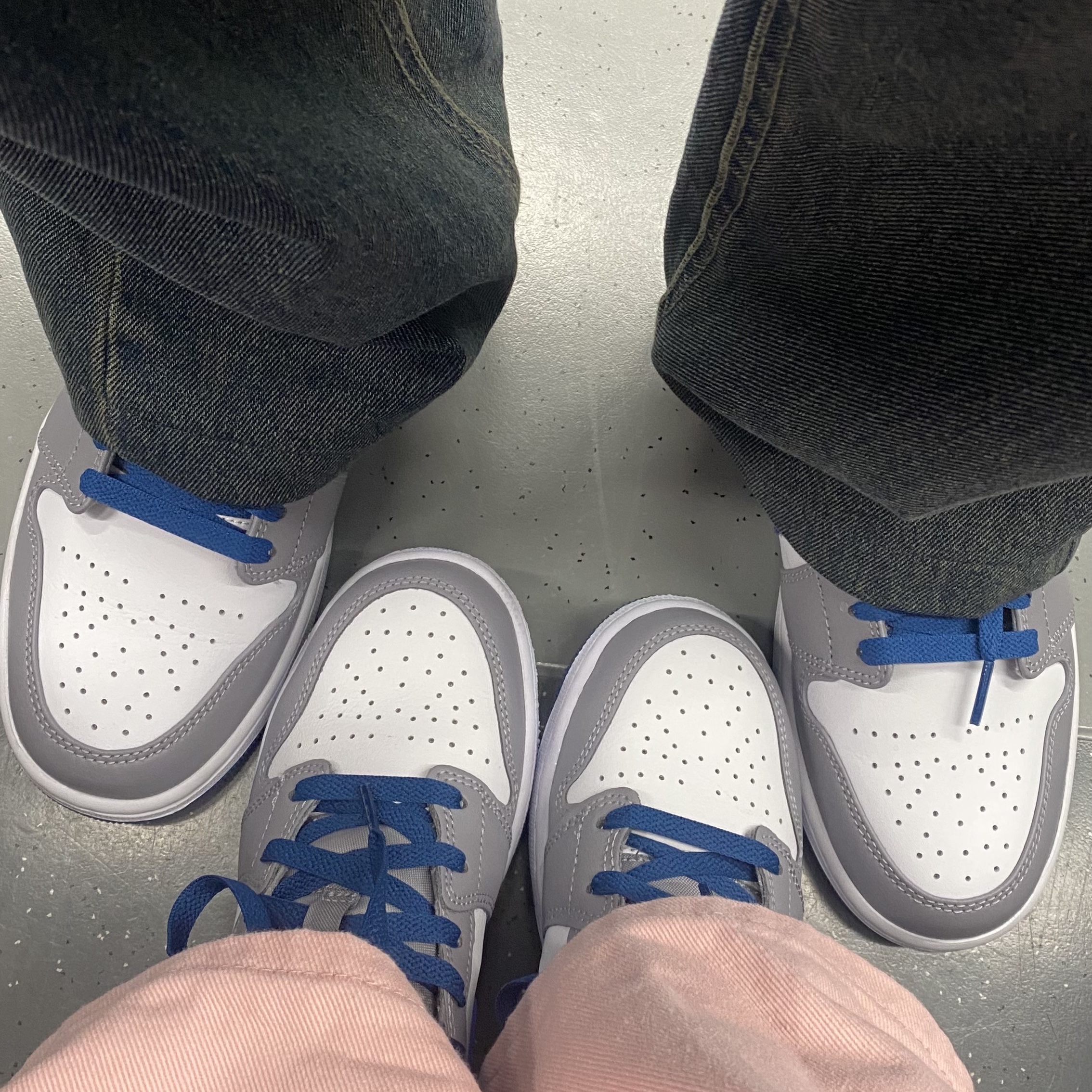 (GS) Jordan 1 Mid Cement Grey True Blue, Jordan 1 Mid Cement Grey True Blue 착용 스타일