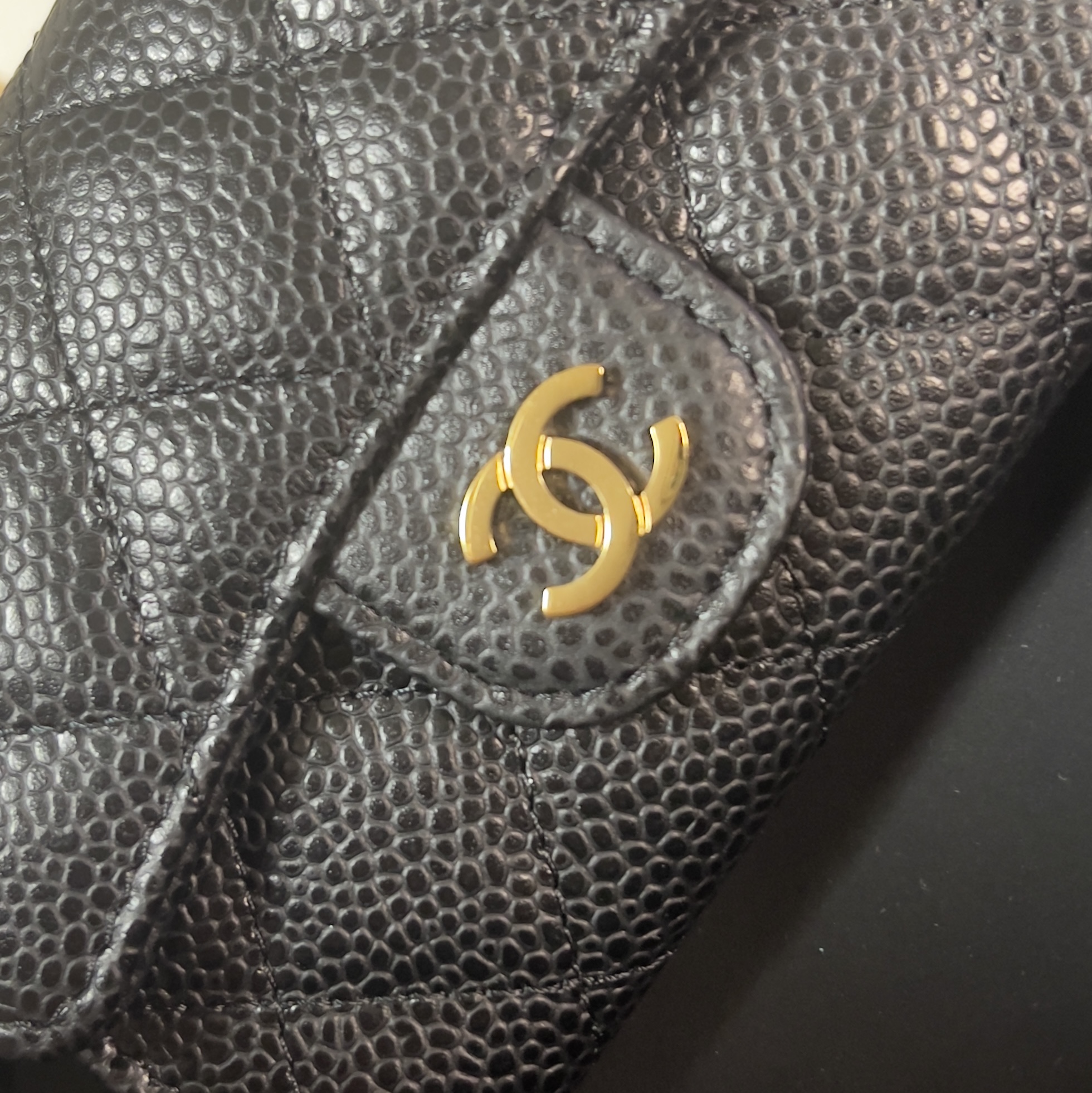 Chanel Classic Card Holder Grained Calfskin & Gold Black 착용 스타일 - 1